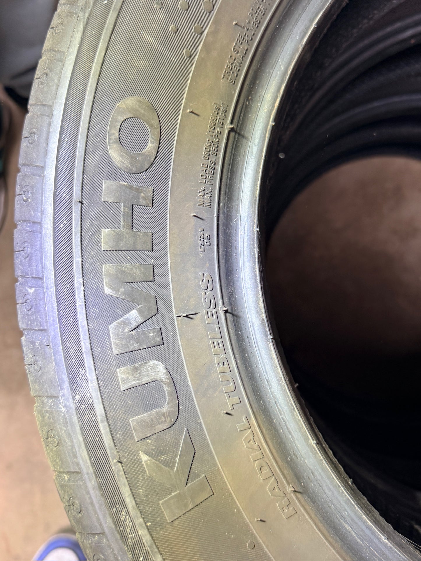 205/60/16 - Estive - Kumho - DOT 2021/2023 - Usato