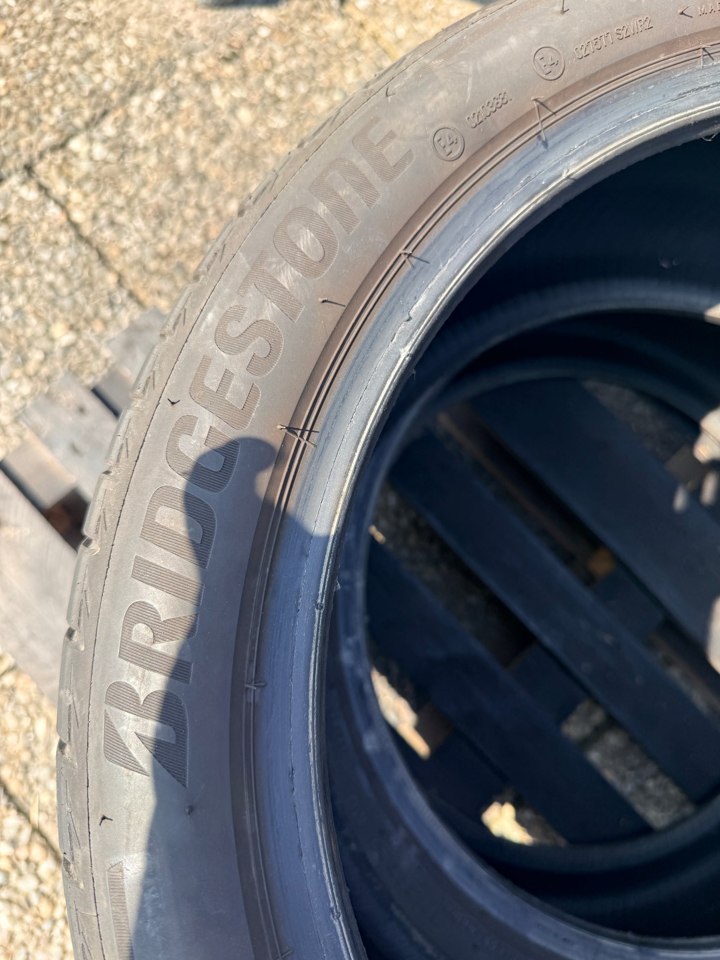 245/40/18 - Estive - Bridgestone - DOT 2022 - Usato