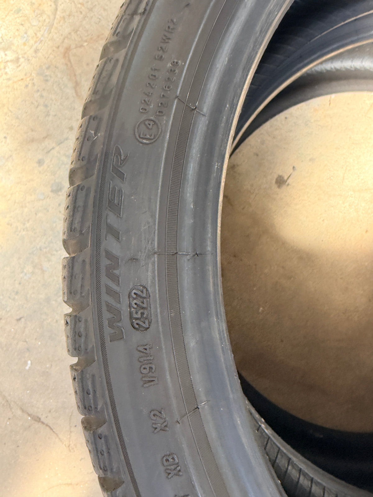 225/40/19 - invernali - Pirelli - DOT 2022 - Usato