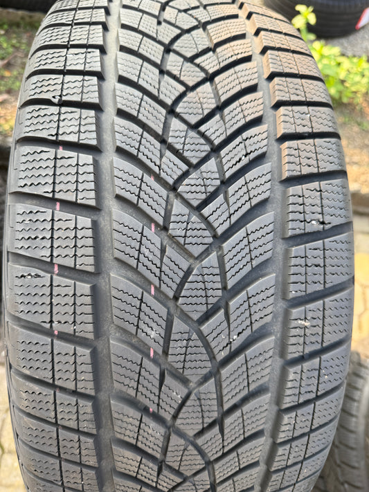 255/40/21 - Invernali - Goodyear - DOT 2023 - Usato