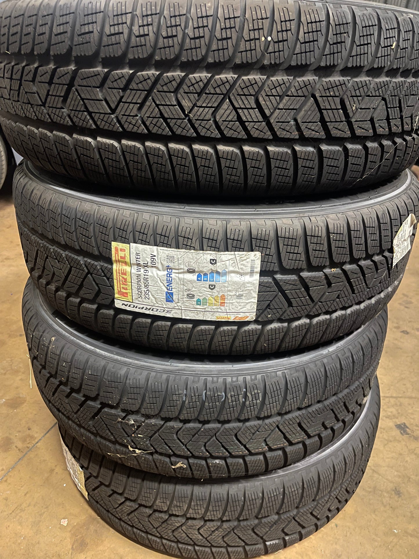 235/65/19 - Invernali - Pirelli - DOT 2022 - Nuovo