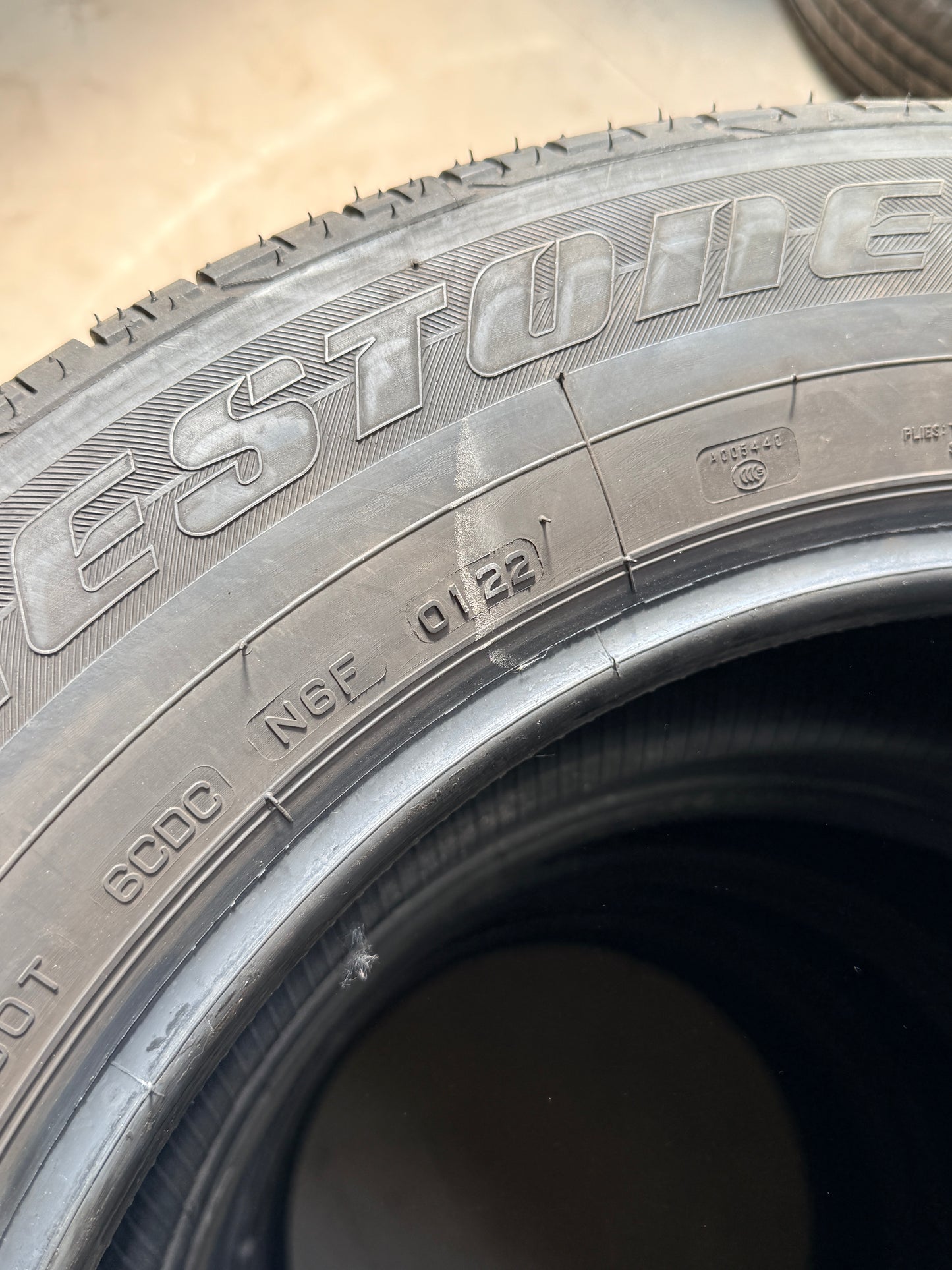 235/60/18 - Estive - Bridgestone - DOT 2022 - Usato