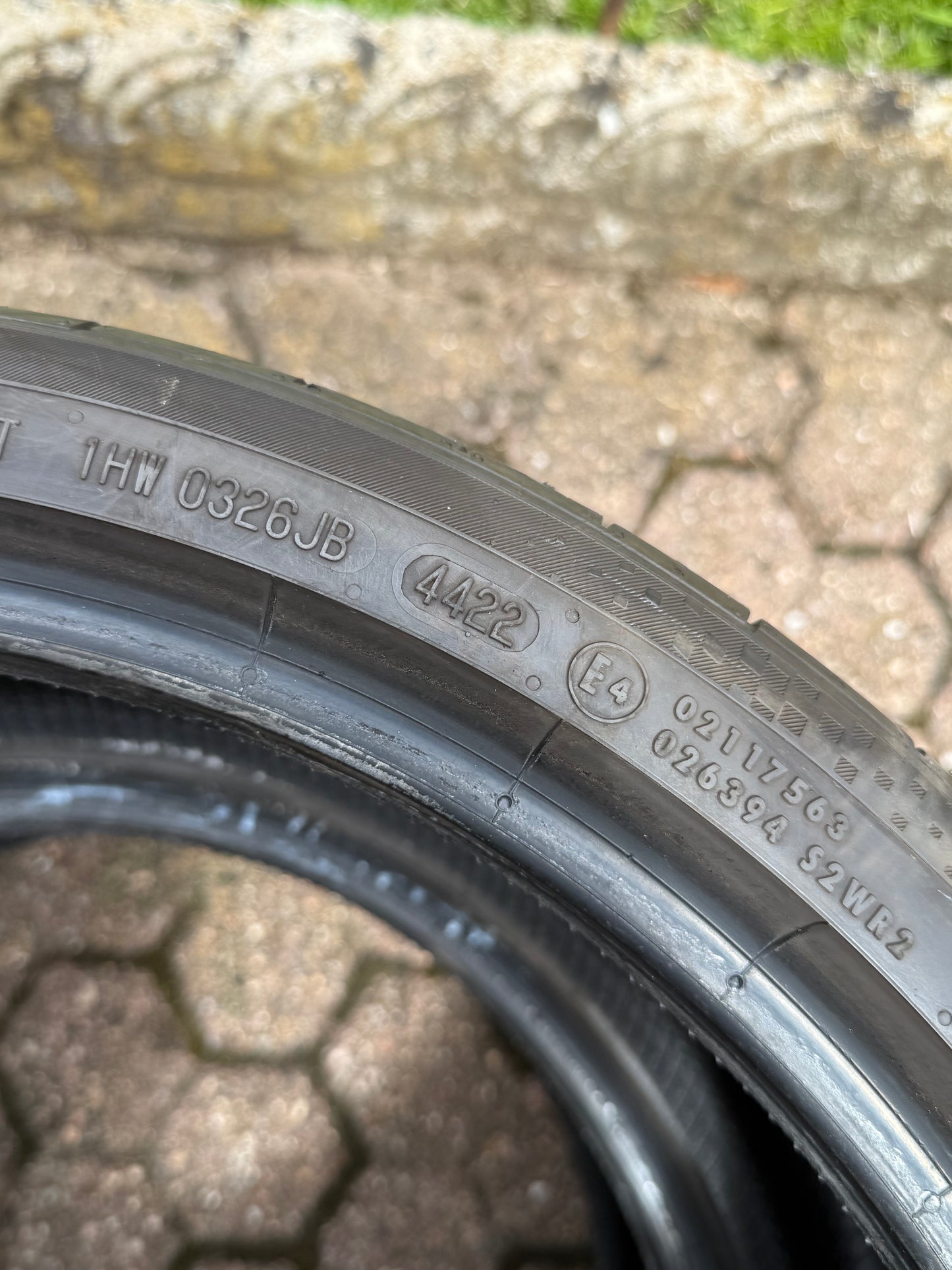 235/35/19 - Estive - Continental - DOT 2022 - Usato