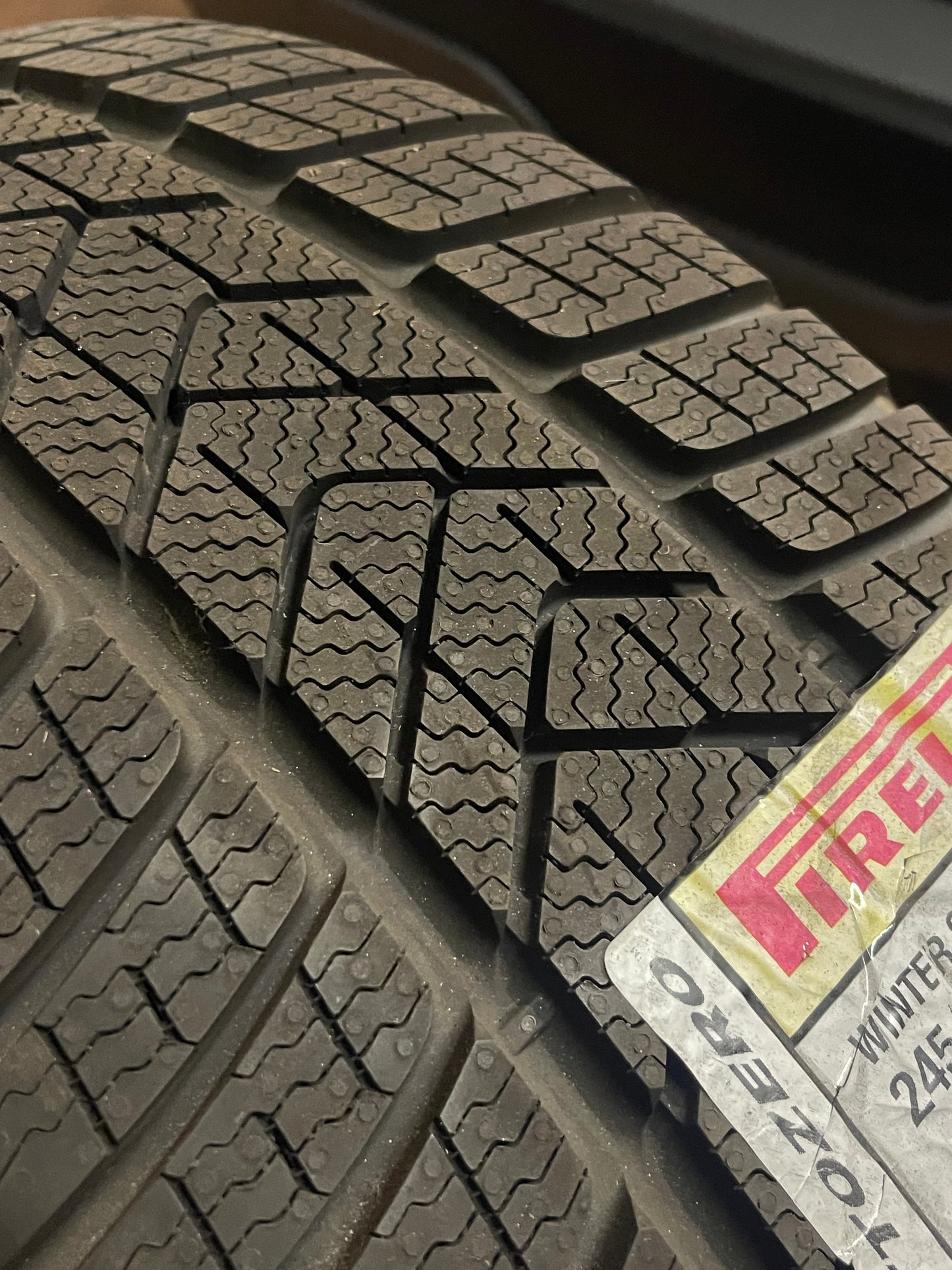 245/45/19 - Invernali - Pirelli - DOT 2021 - Nuovo