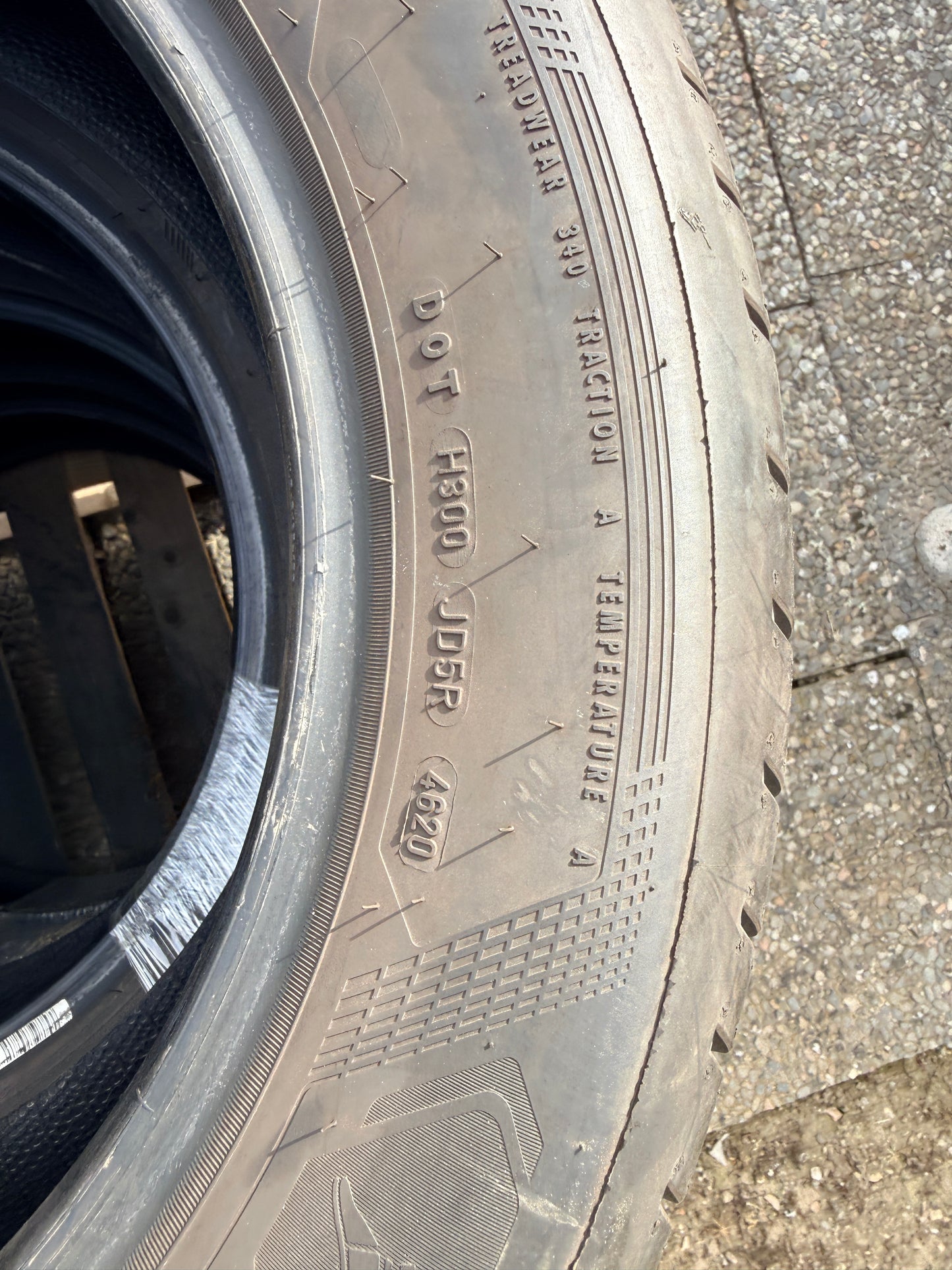225/55/17 - estive - Goodyear - DOT 2020 - Usato
