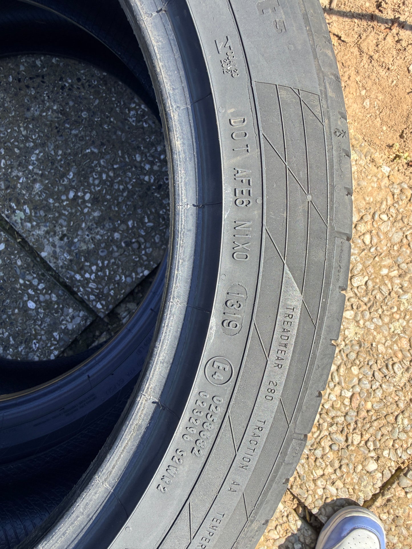 235/45/19 - Estive - Continental - DOT 2019 - Usato