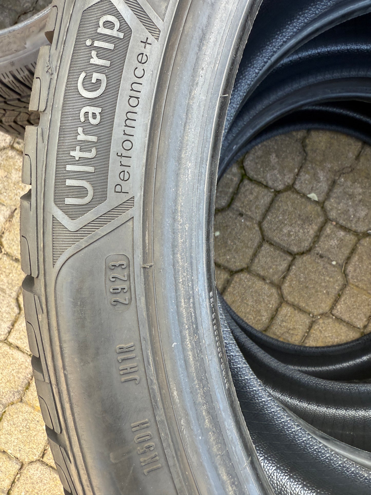 255/40/21 - Invernali - Goodyear - DOT 2023 - Usato