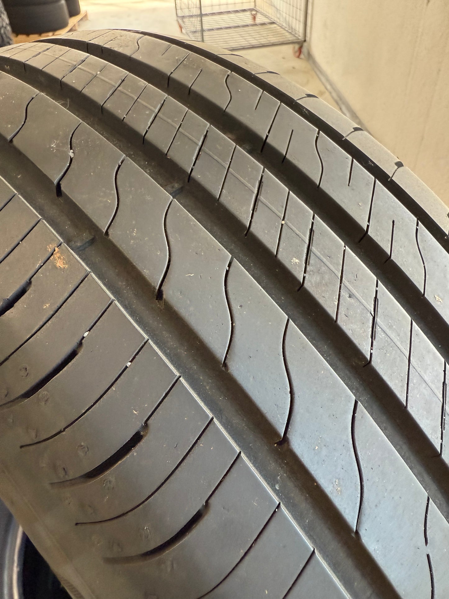 235/55/18 - Estive - Goodyear - DOT 2022 - Usato