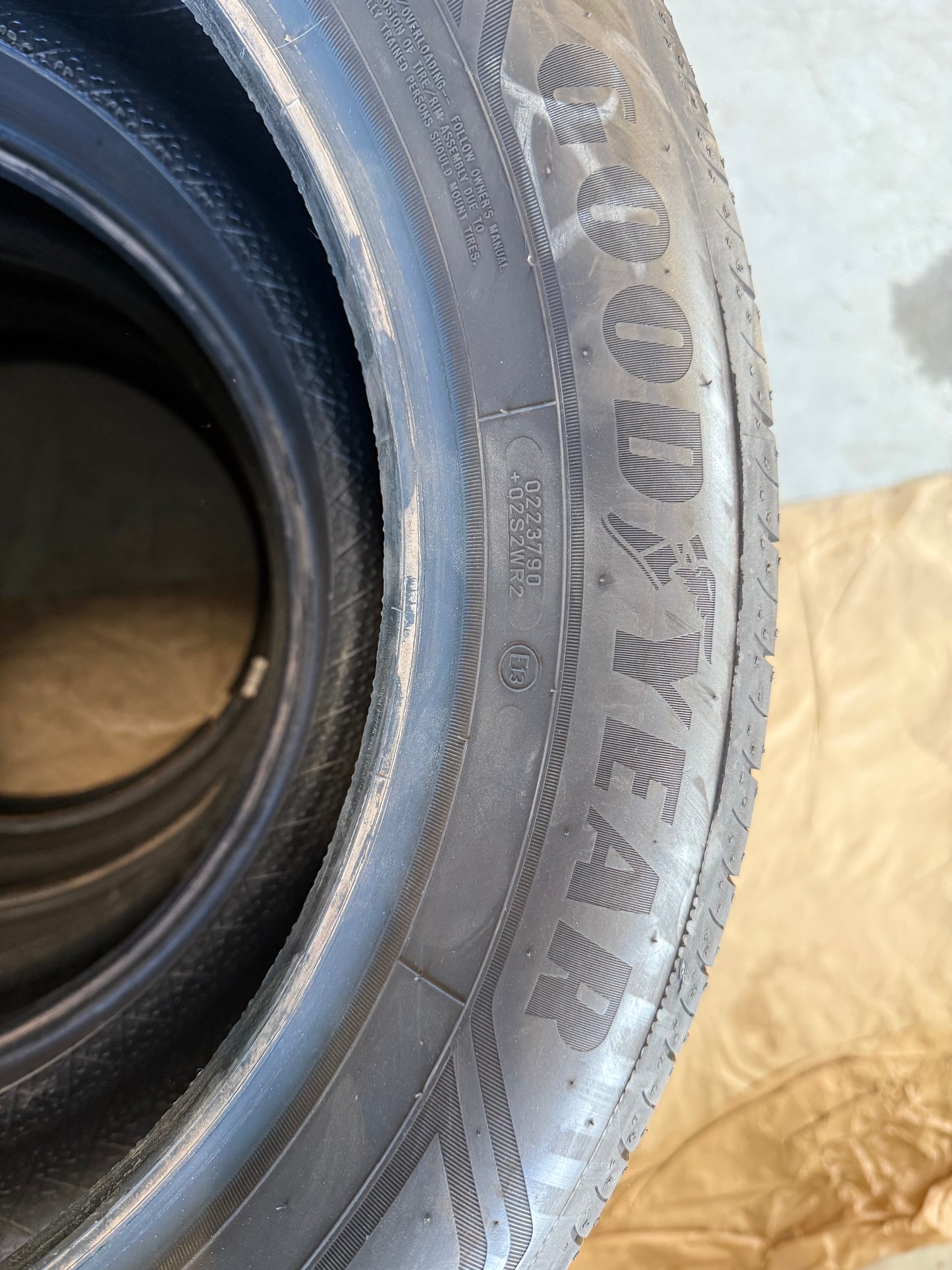 235/55/18 - Estive - Goodyear - DOT 2022 - Usato