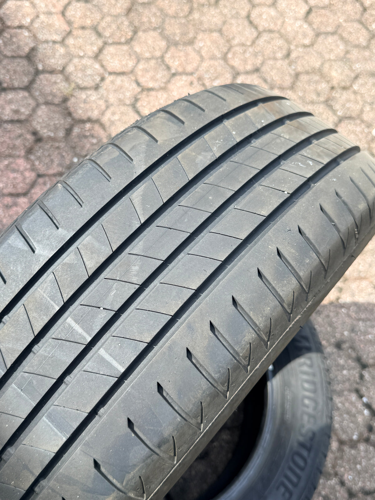 215/60/17 - Estive - Bridgestone - DOT 2021 - Usato