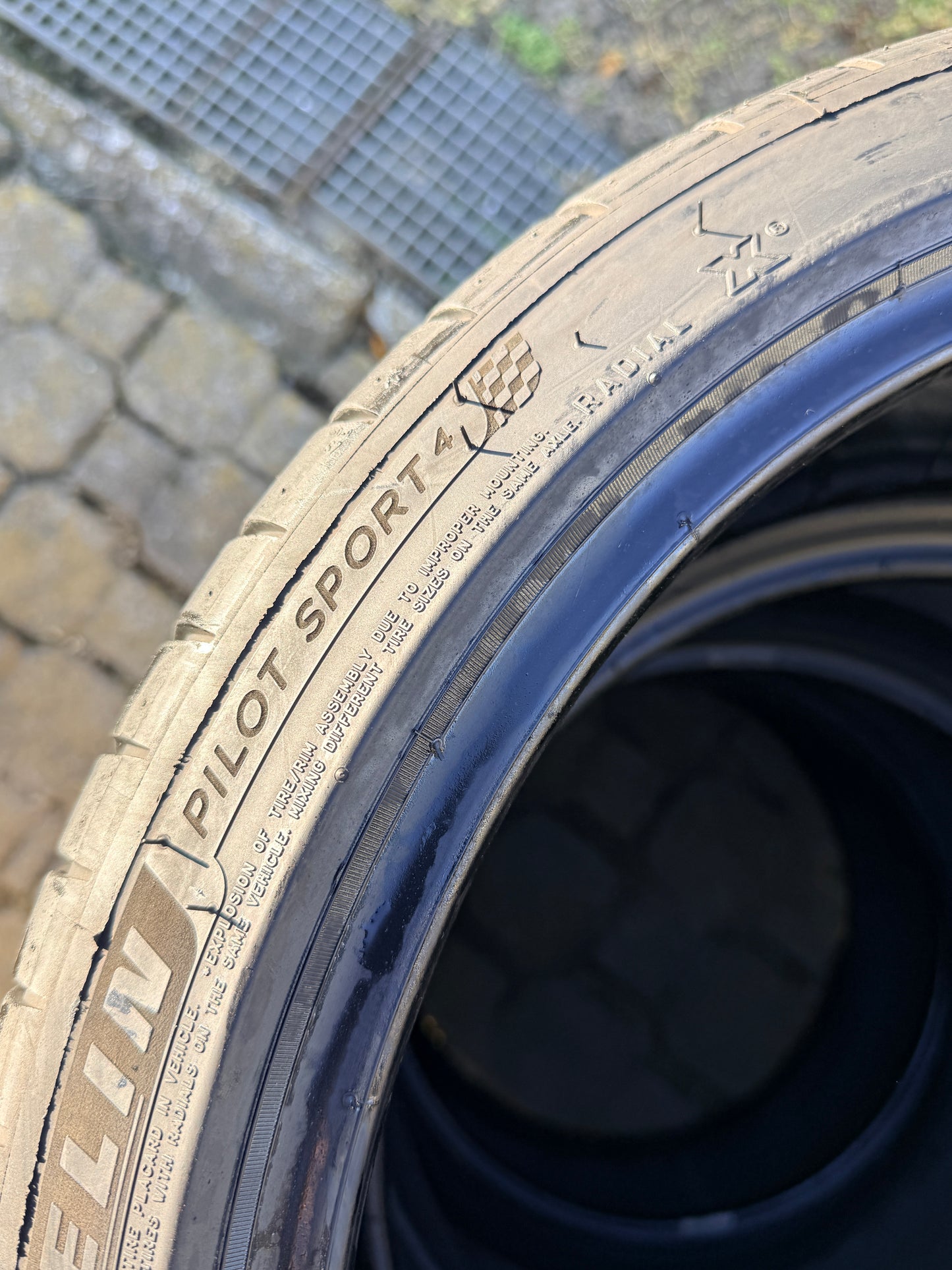 215/40/18 - Estive - Michelin - DOT 2021 - Usato