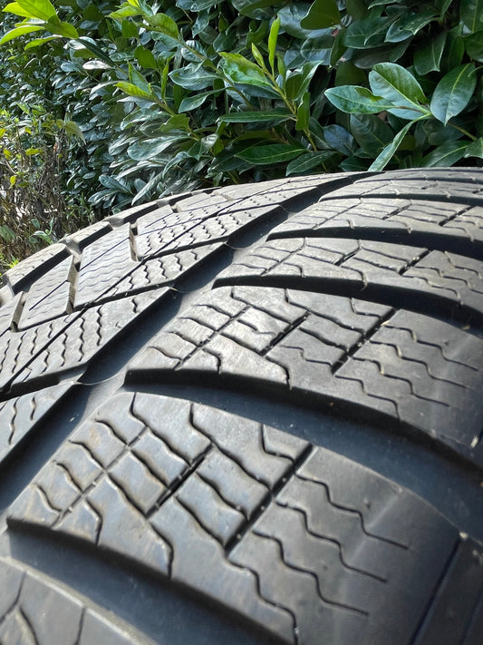275/40/18 - Invernali - Pirelli RFT - DOT 2017 - Usato
