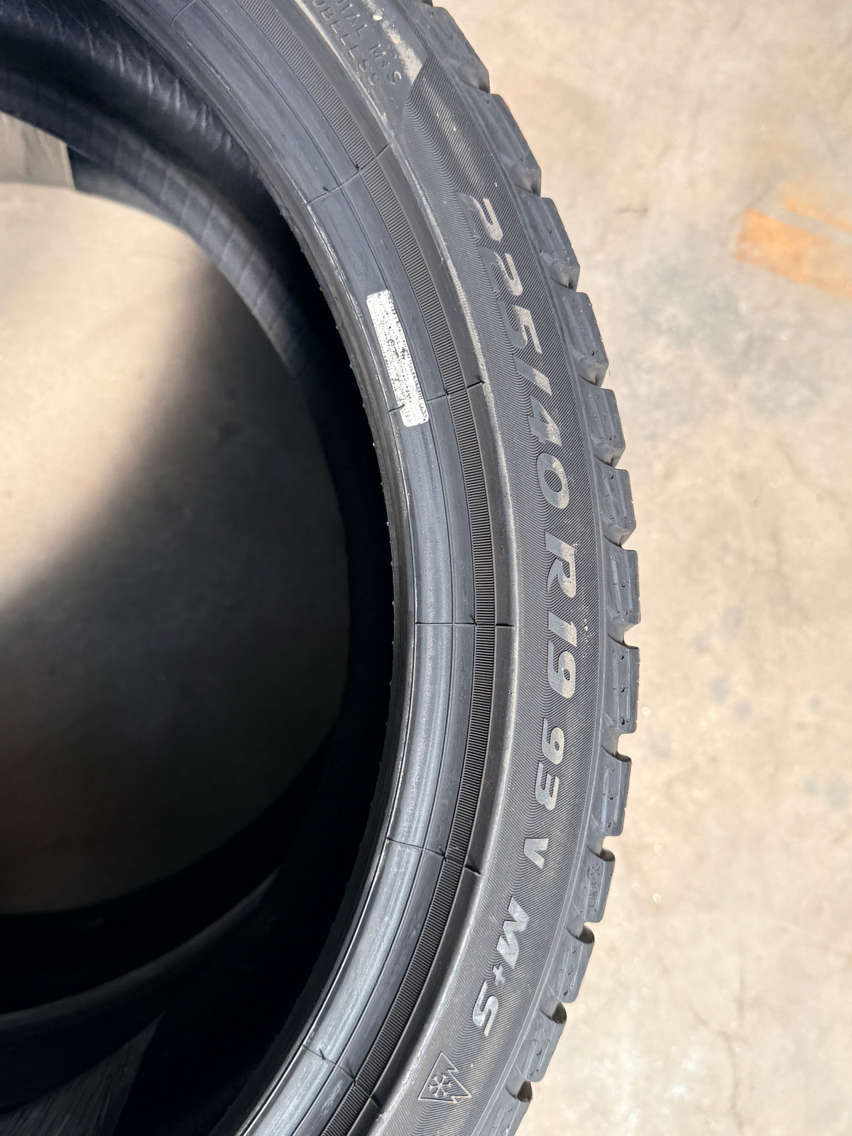 225/40/19 - invernali - Pirelli - DOT 2022 - Usato