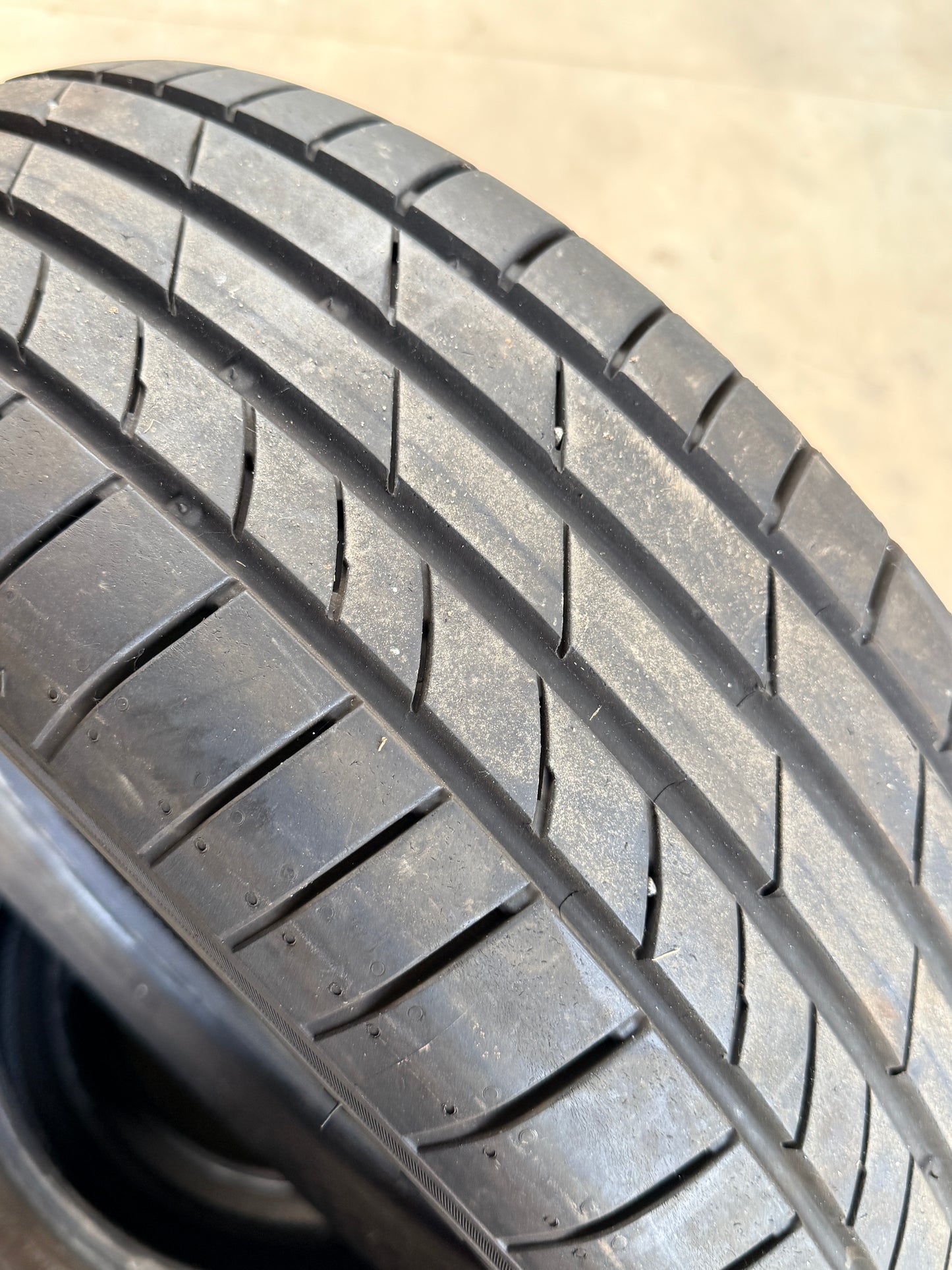 205/60/16 - Estive - Kumho - DOT 2022 - Usato