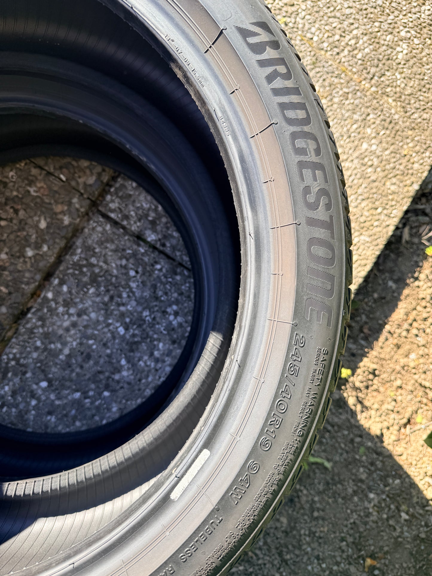 245/40/19 - Estive - Bridgestone - DOT 2022 - Usato