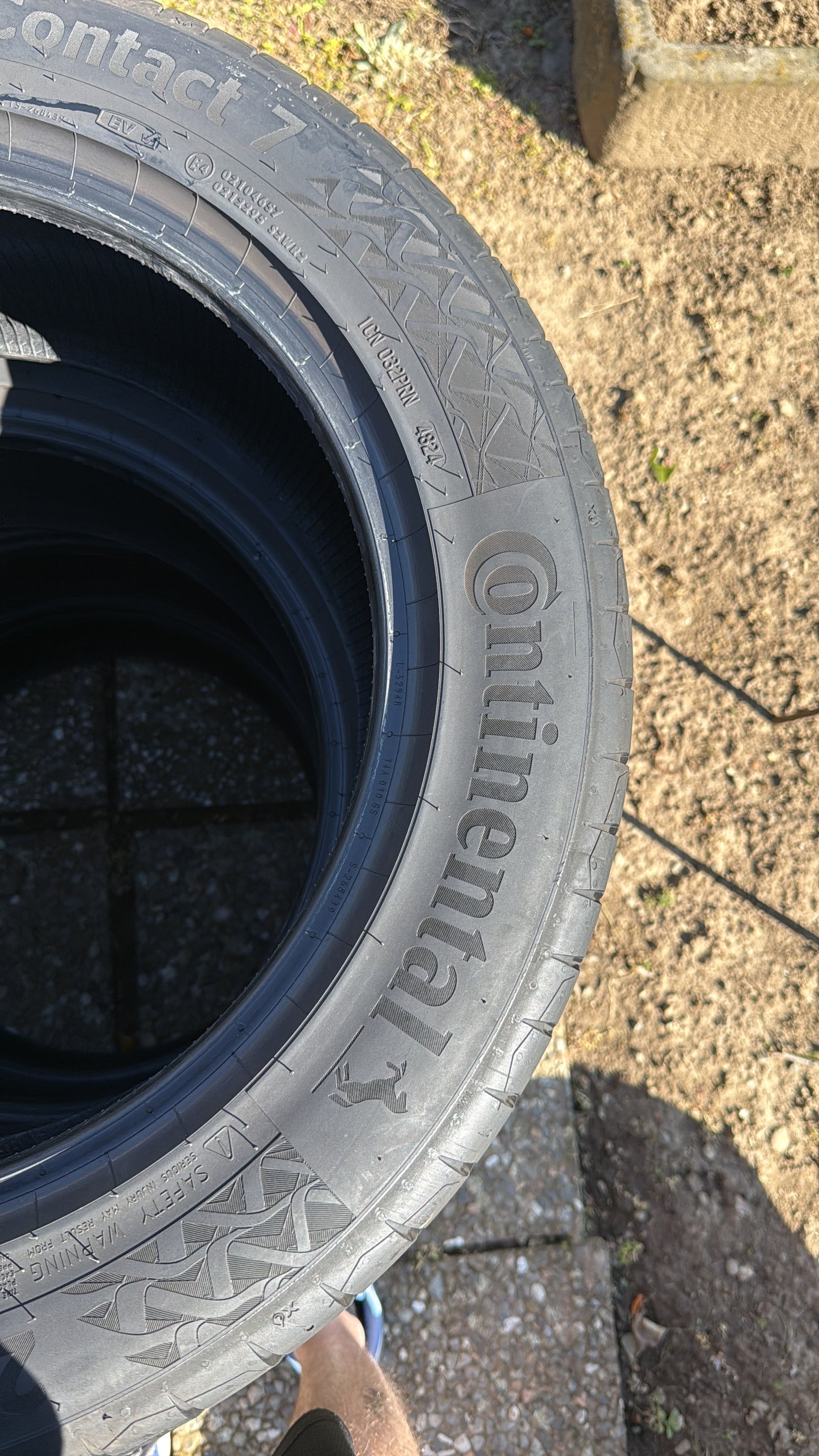 225/55/18- Estive - Continental - DOT 2024 - Usato