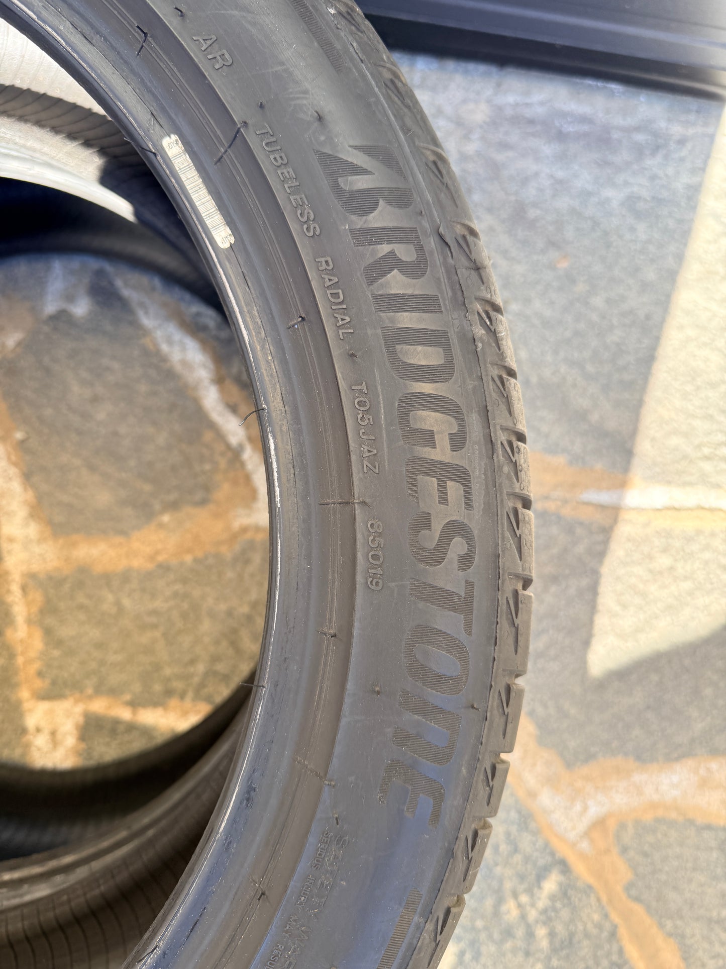 235/45/19 - Estive - Bridgestone - DOT 2022 - Usato