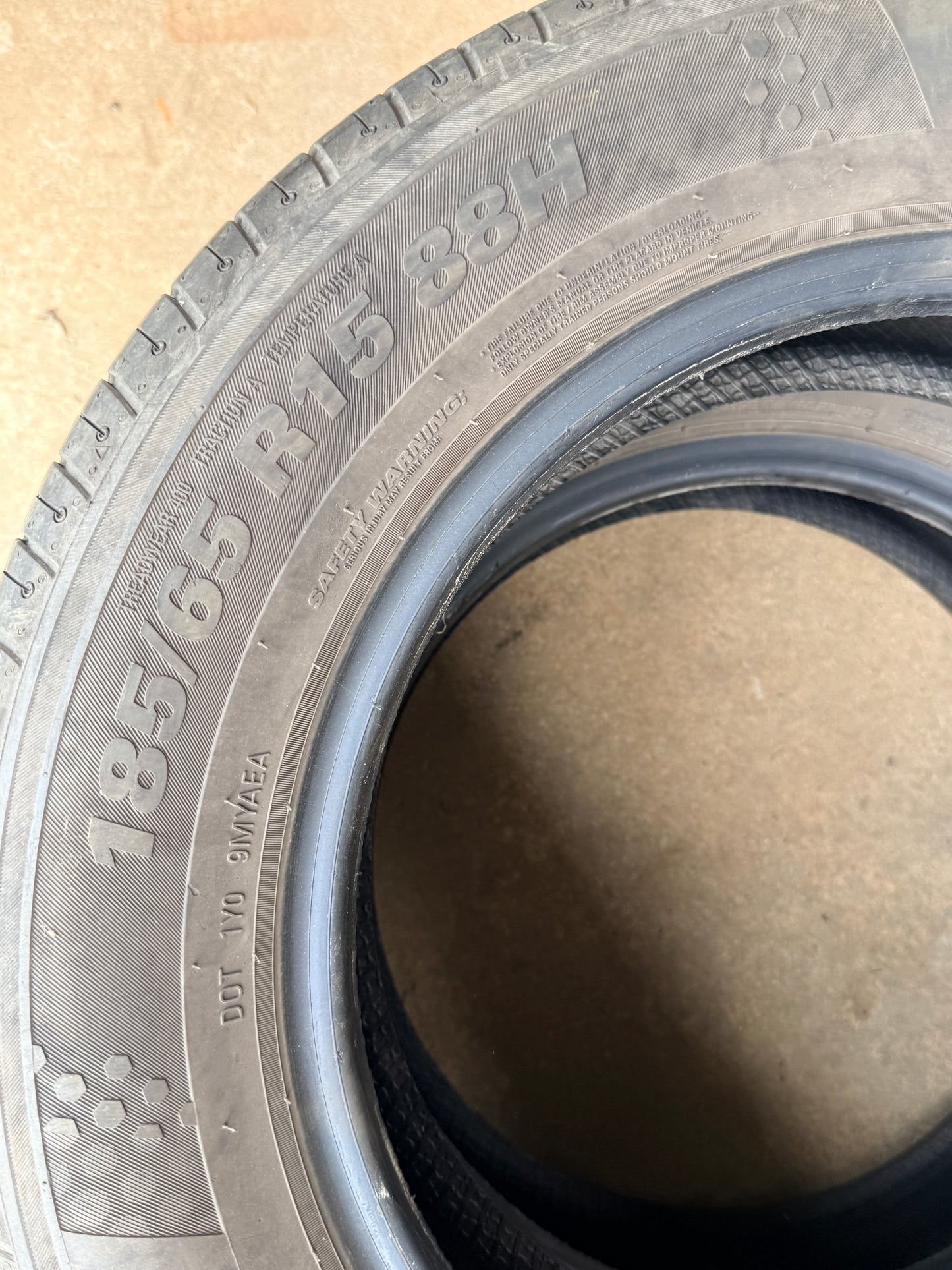 185/65/15 - Estive - Kumho - DOT 2023 - Usato