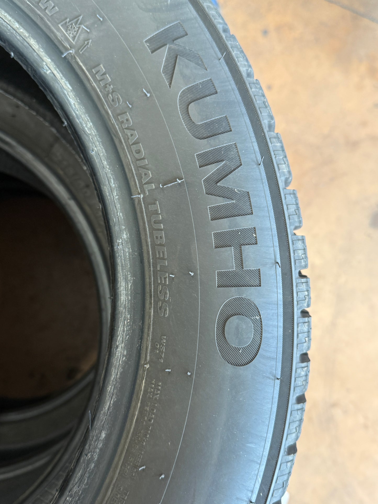 215/60/17 - Invernali - Kumho - DOT 2022 - Usato