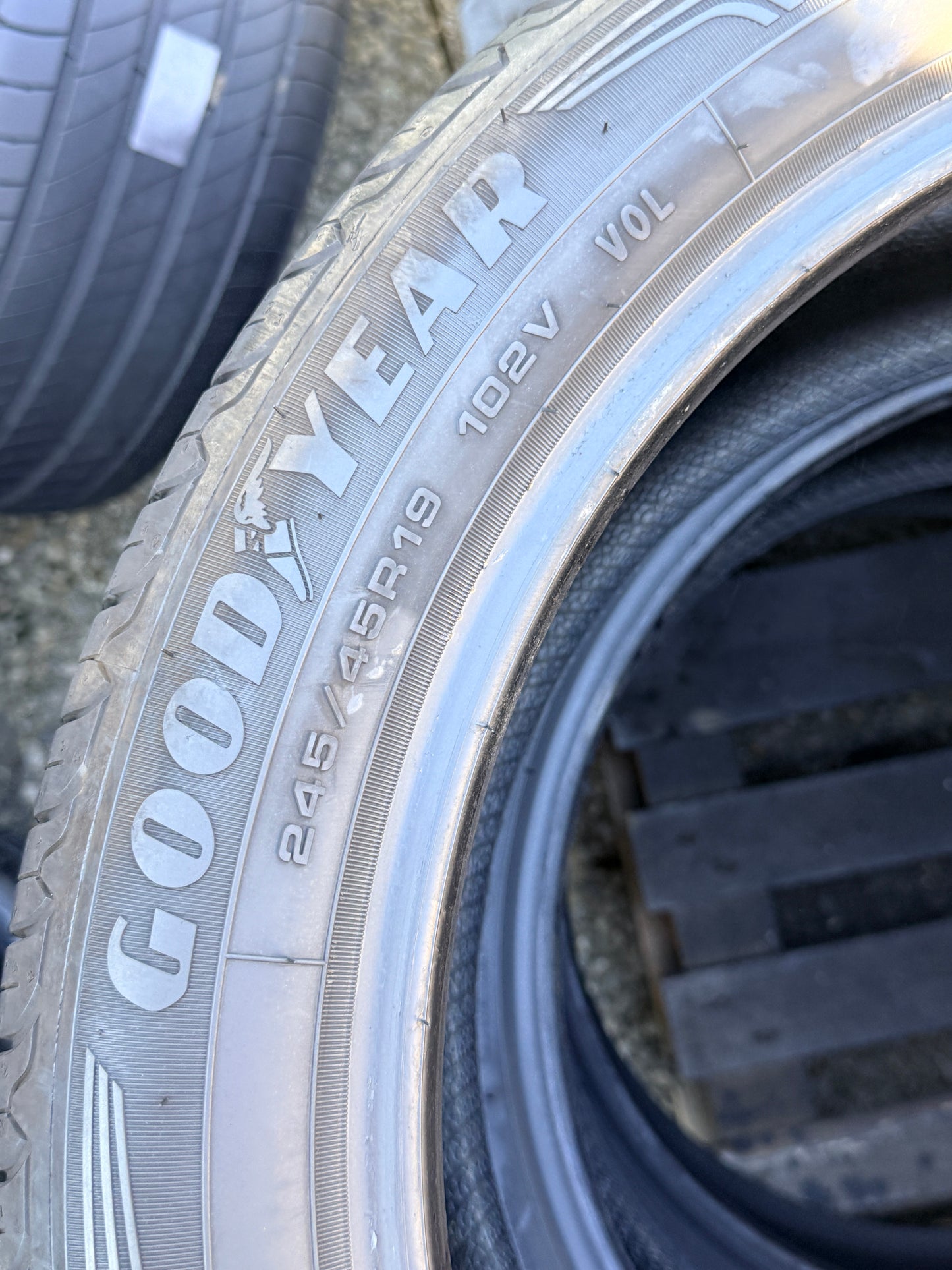 245/45/19 - Estive - Goodyear - DOT 2023 - Usato