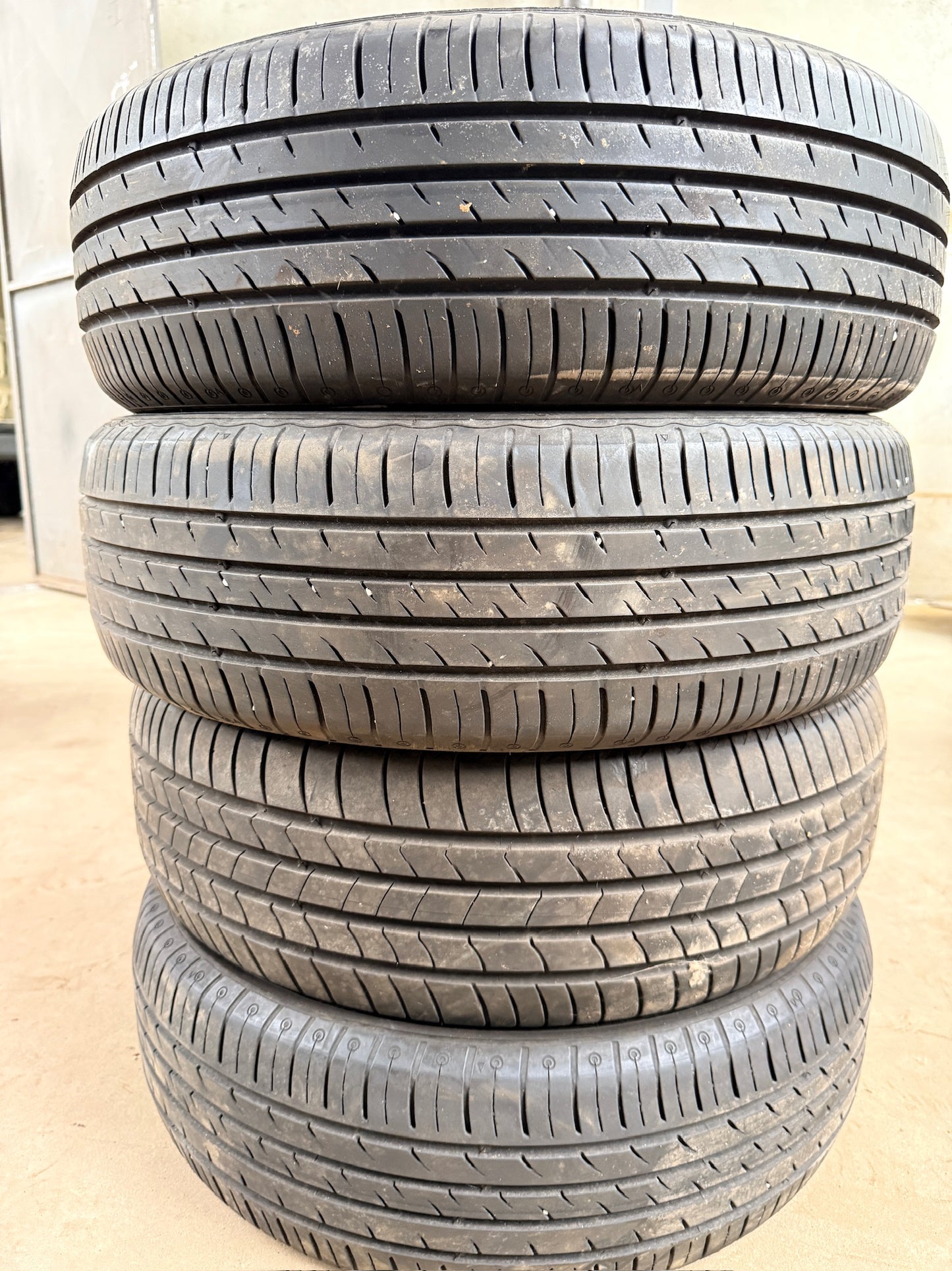 205/60/16 - Estive - Kumho - DOT 2021/2023 - Usato
