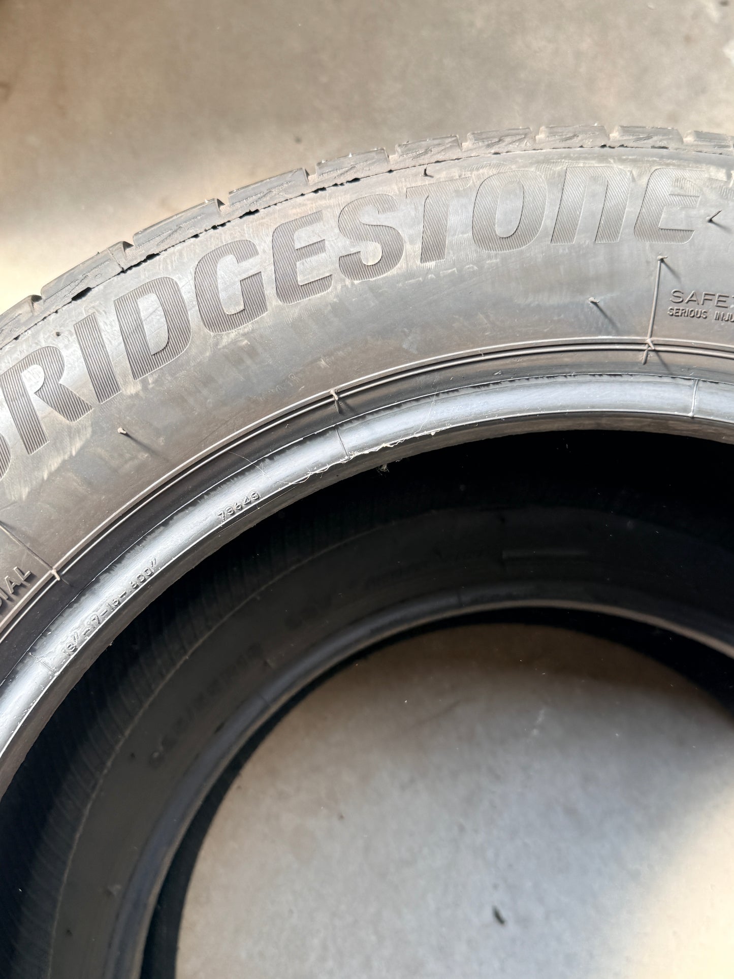 225/55/18- Estive- Bridgestone - DOT 2022 - Usato