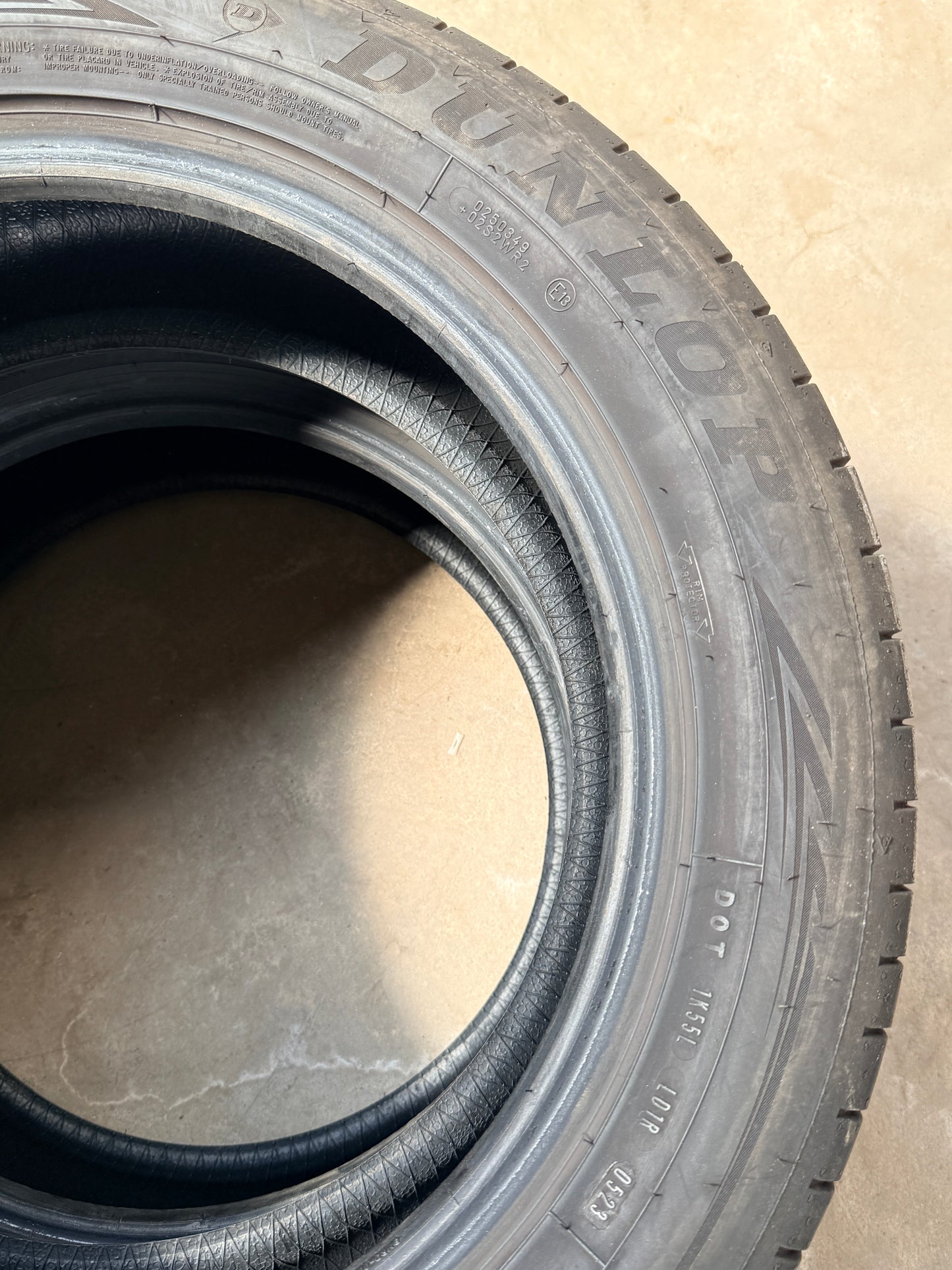 225/55/18- Estive-Dunlop - DOT 2023 - Usato