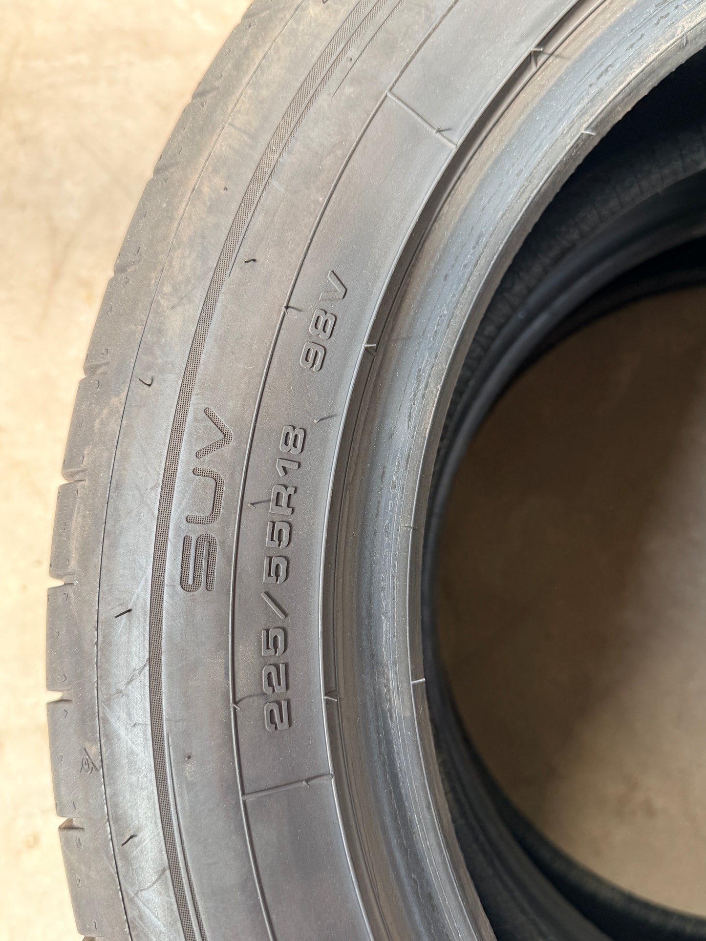 225/55/18- Estive-Dunlop - DOT 2023 - Usato
