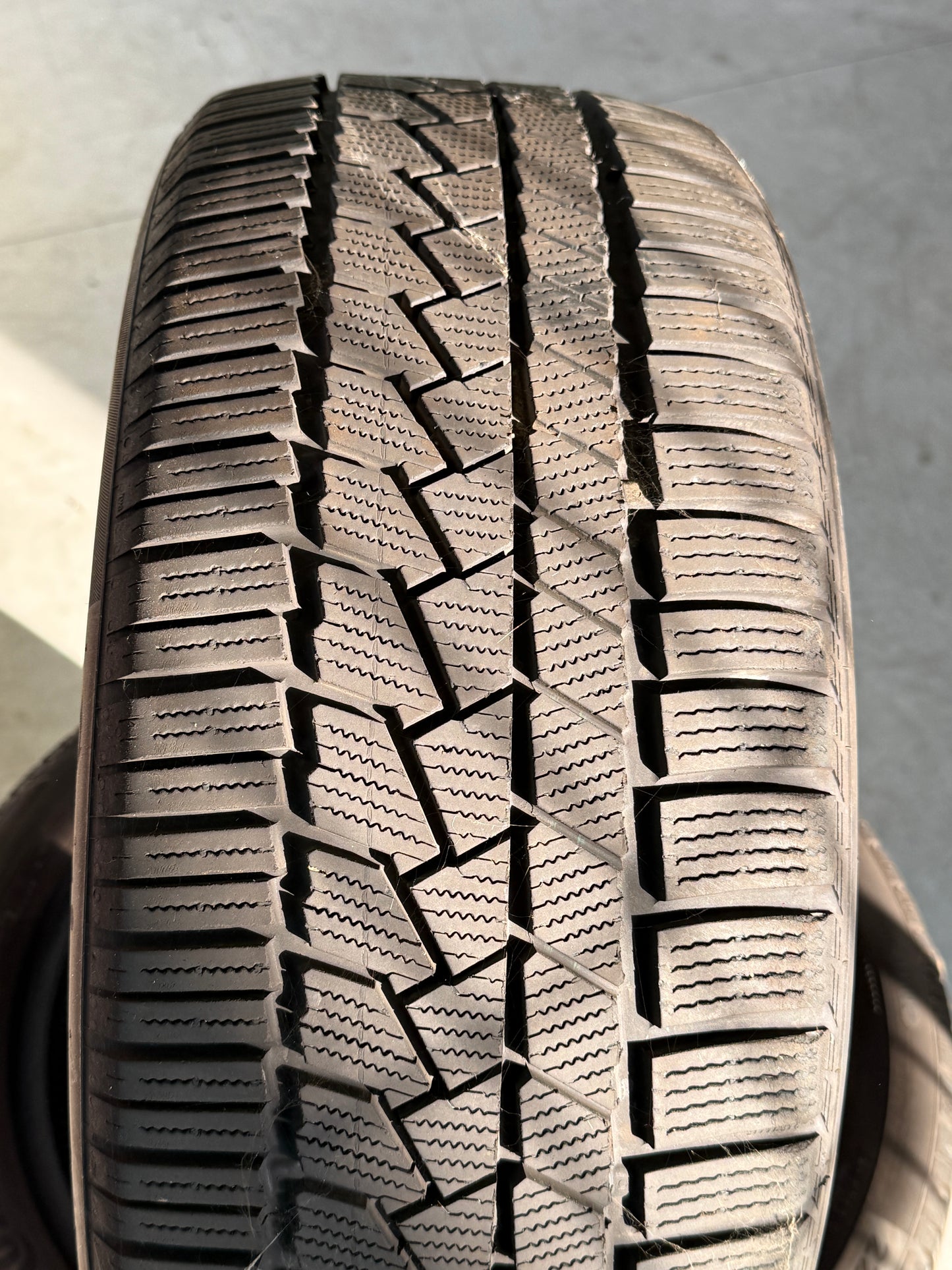 225/45/17 - Invernali - Continental - DOT 2022 - Usato