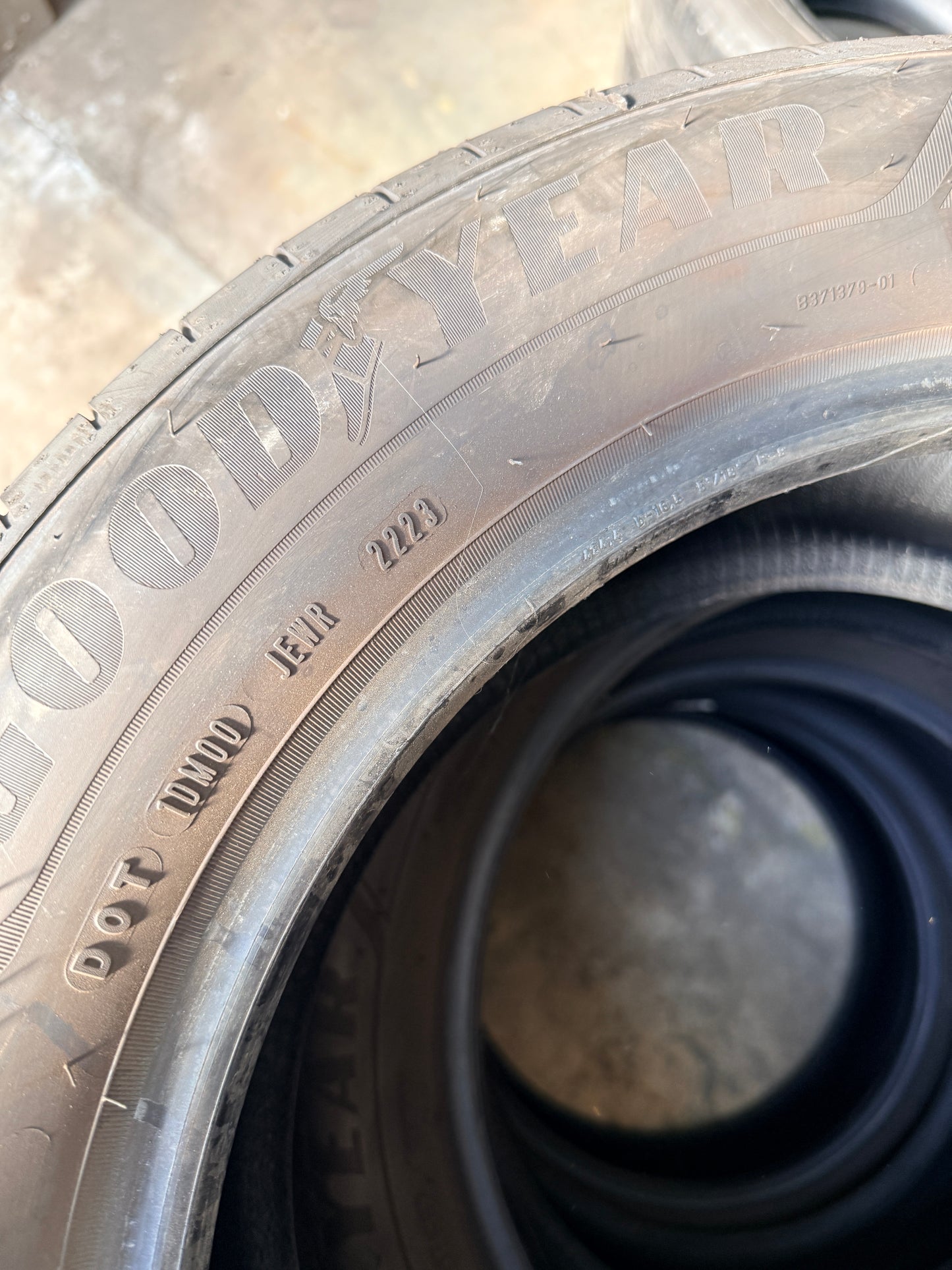 225/55/17 - estive - Goodyear - DOT 2023 - Usato