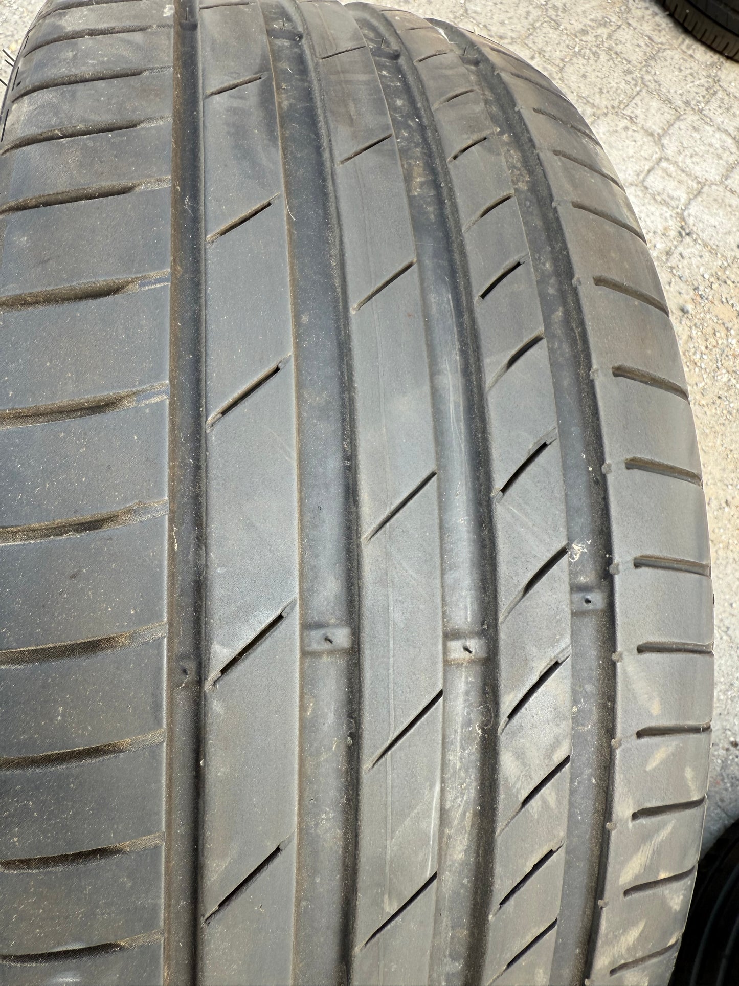 235/40/19 - Estive - Kumho - DOT 2022 - Usato