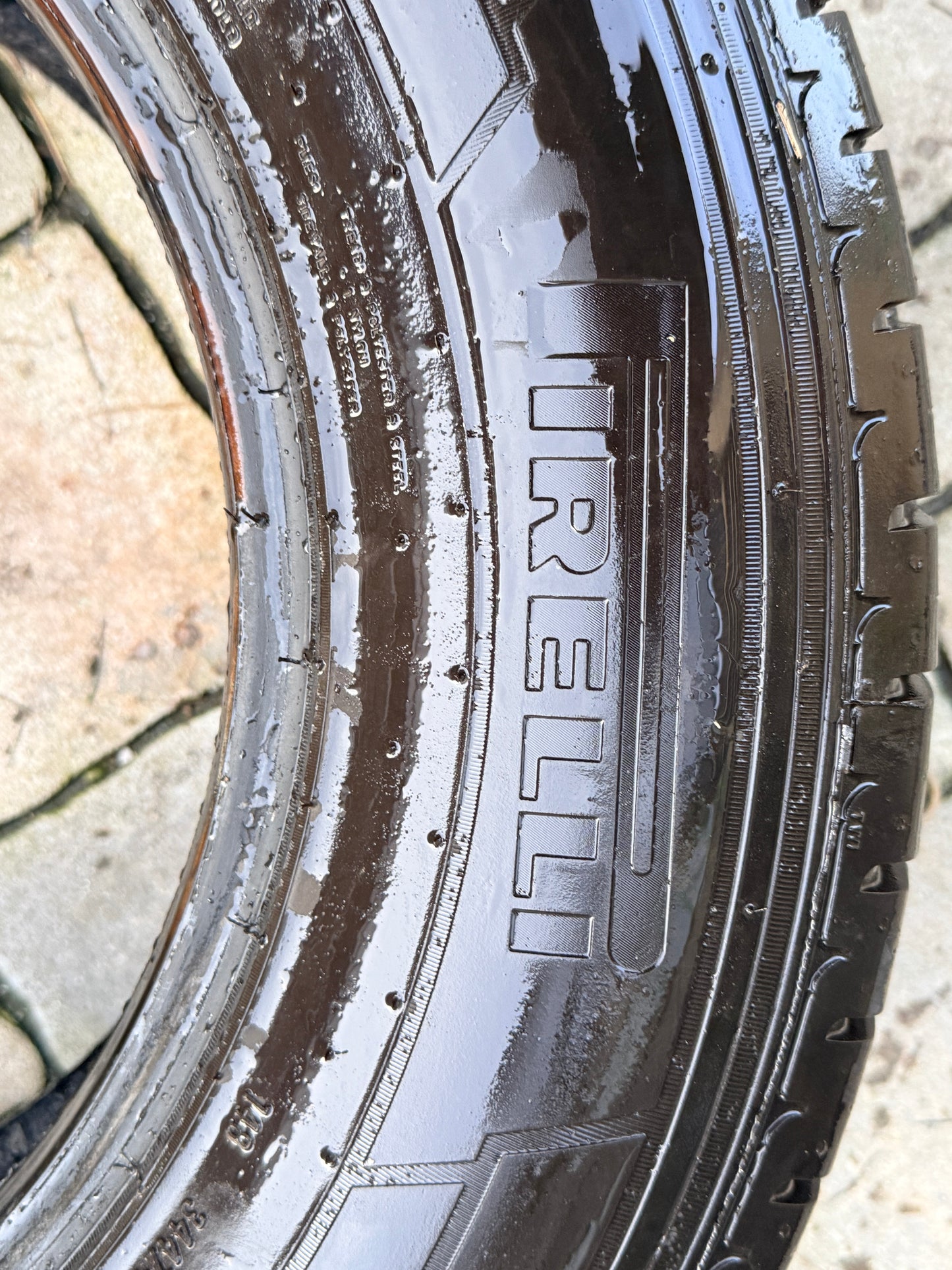 215/70/15C - Estive - Pirelli - DOT 2024 - Usato