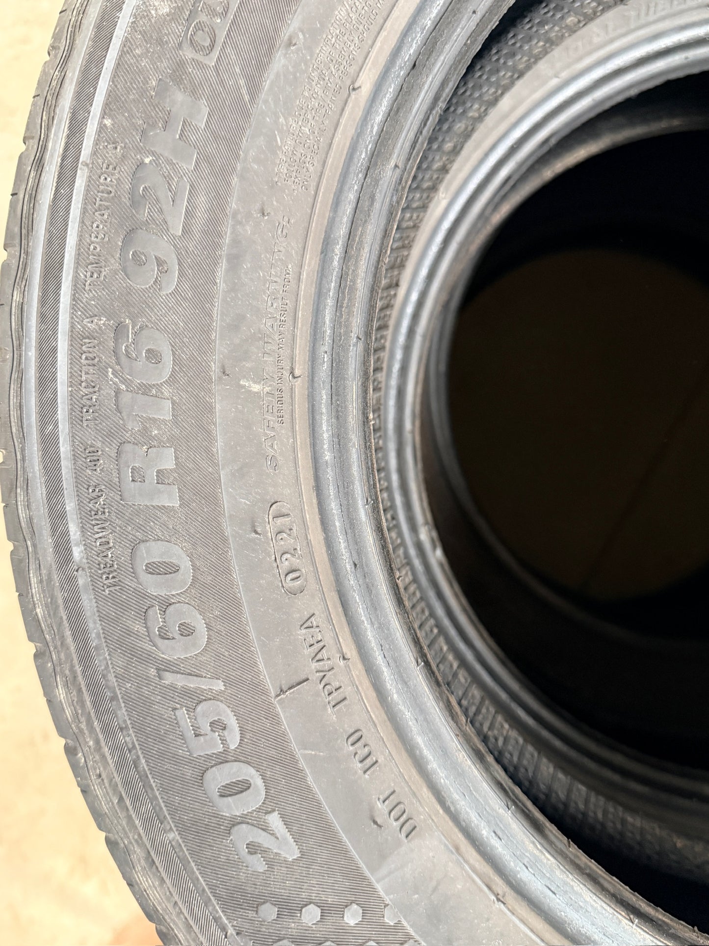 205/60/16 - Estive - Kumho - DOT 2021/2023 - Usato