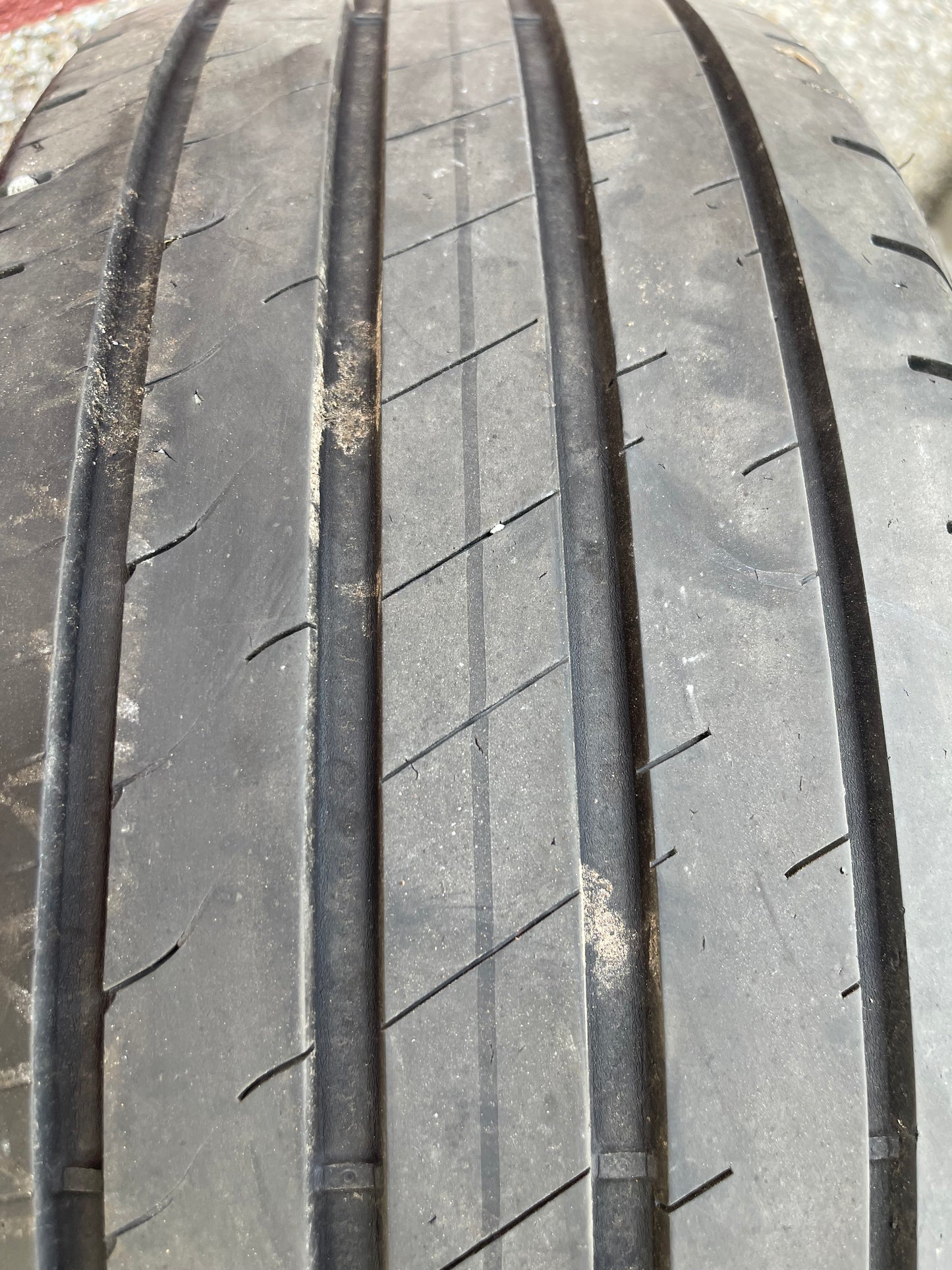 225/55/18 - Estive - Goodyear - DOT 2022 - Usato