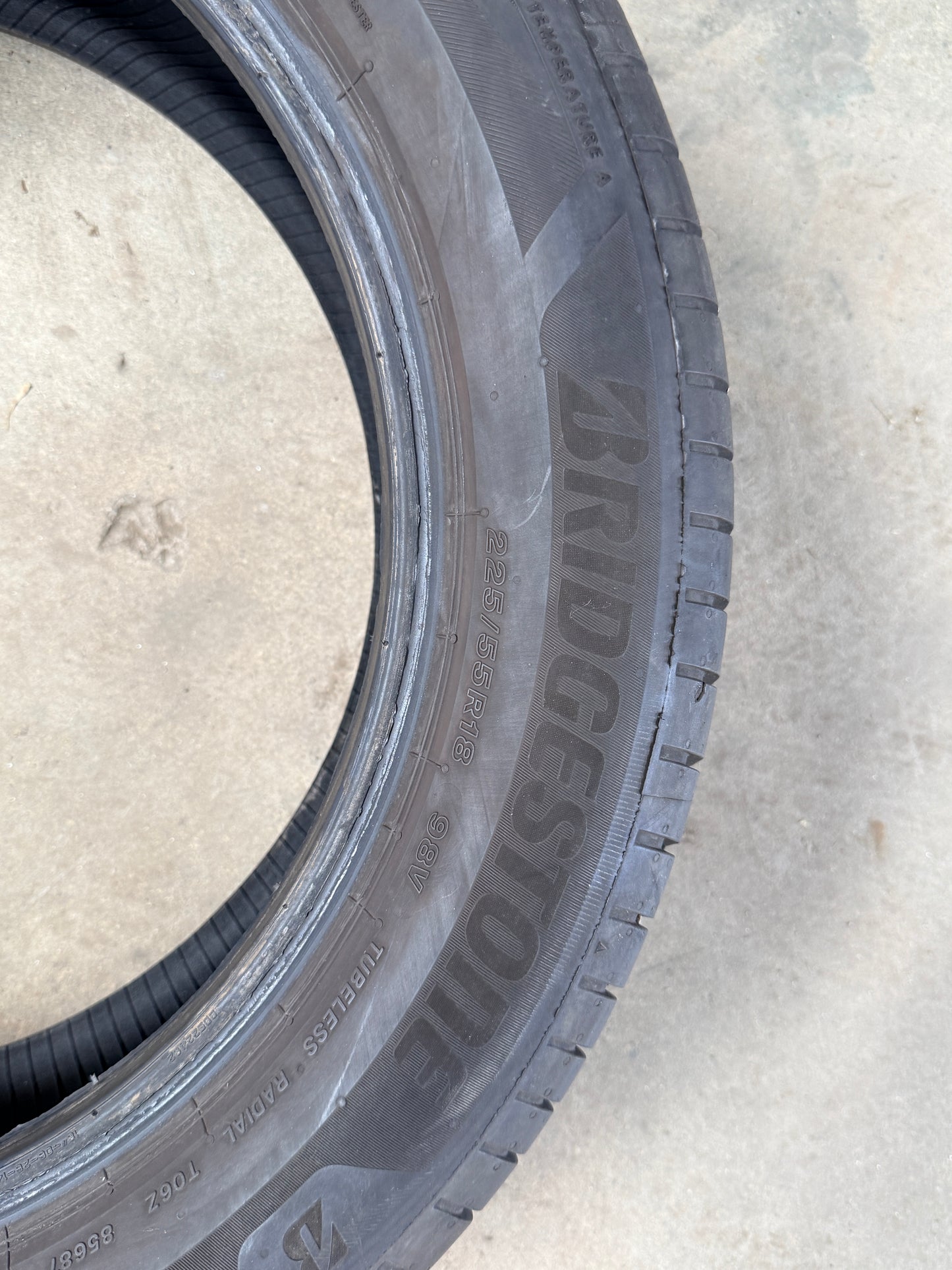 225/55/18- Estive- Bridgestone - DOT 2023 - Usato