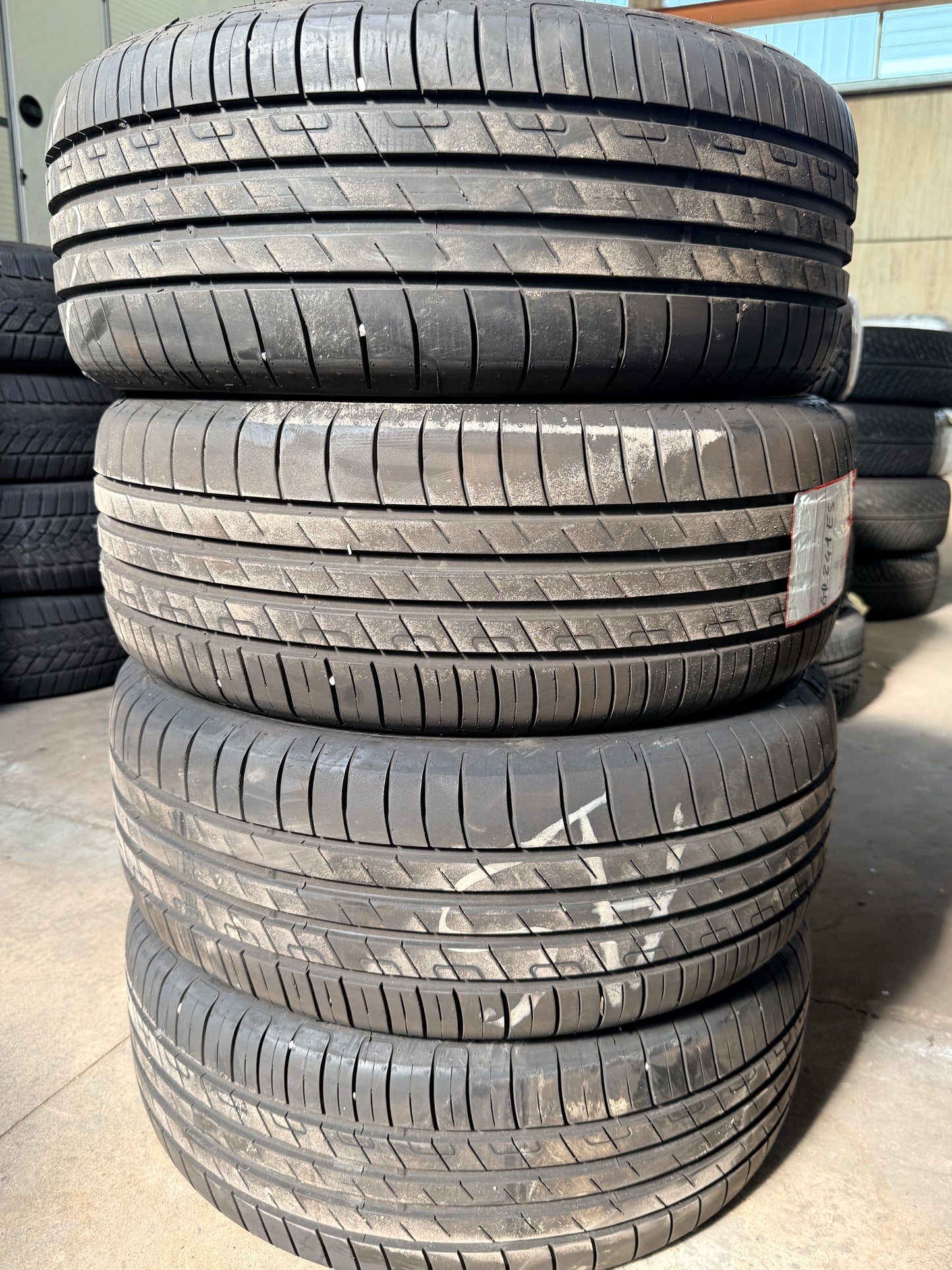 225/55/17 - estive - Goodyear - DOT 2023 - Usato