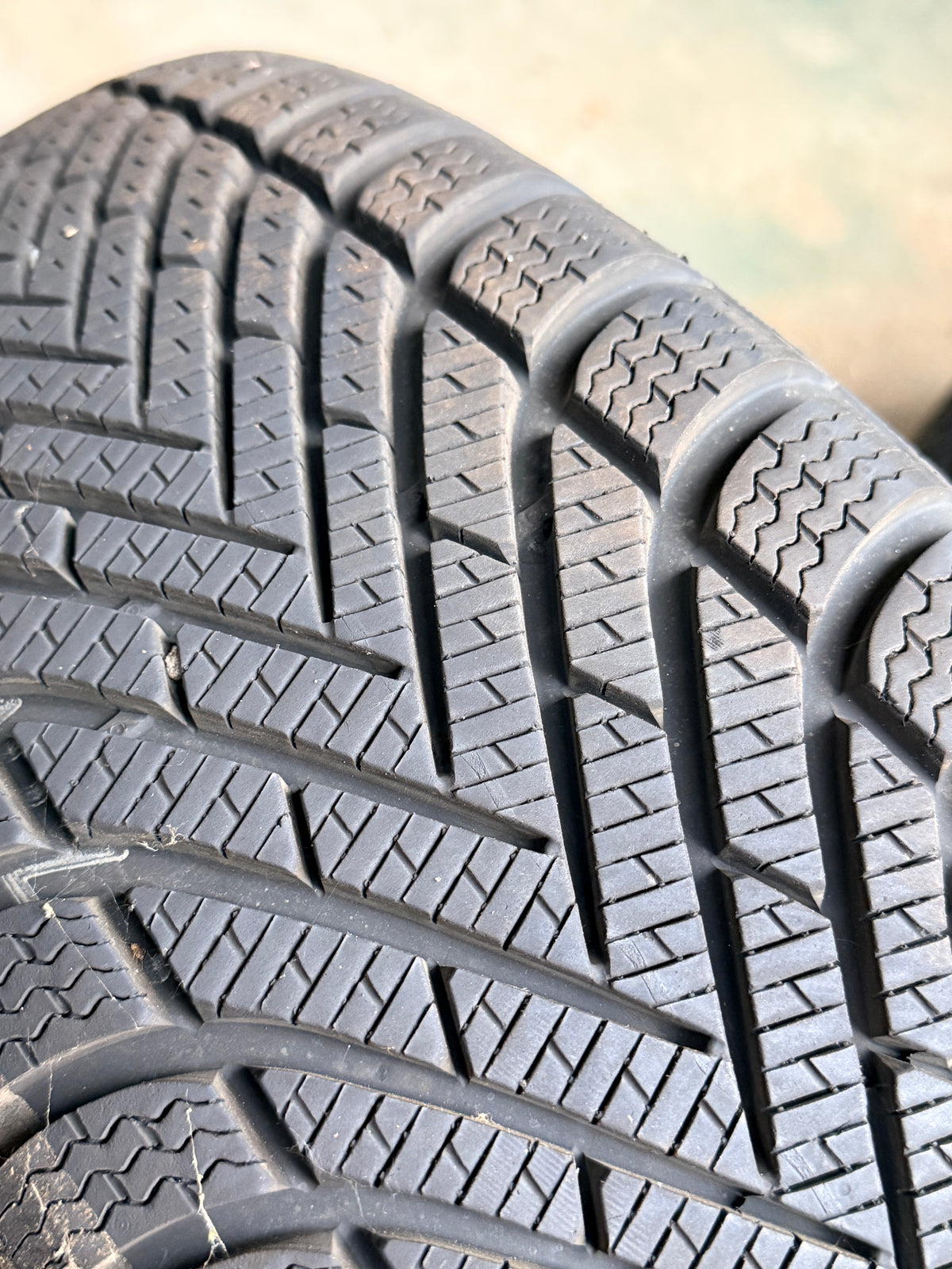 215/60/17 - Invernali - Pirelli - DOT 2025 - Usato