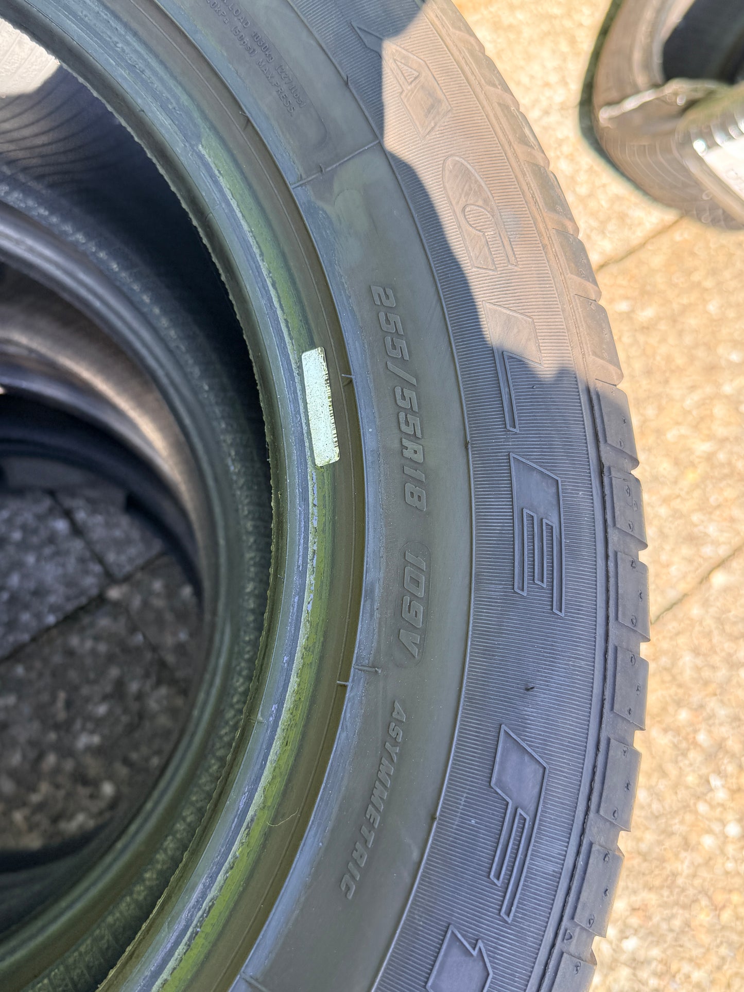 255/55/18 - Estive - Goodyear - DOT 2021 - Usato