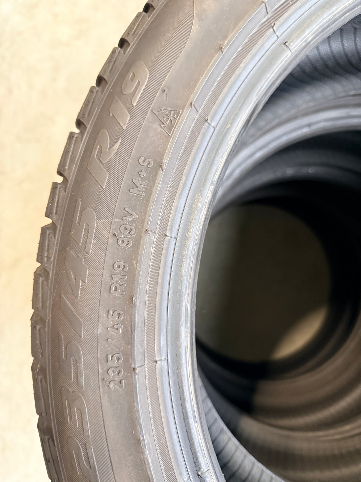 235/45/19 - Invernali - Pirelli - DOT 2023 - Usato