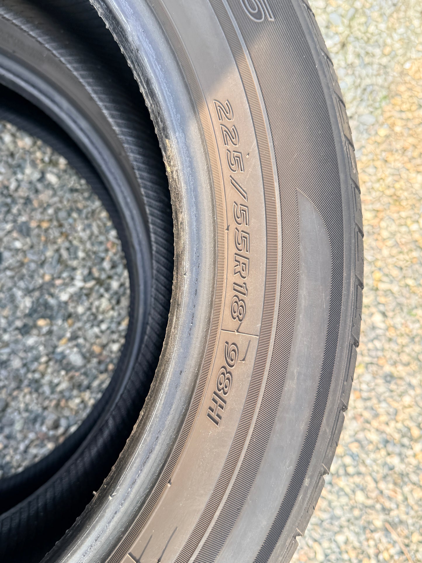 225/55/18- Estive- Hankook - DOT 2021 - Usato