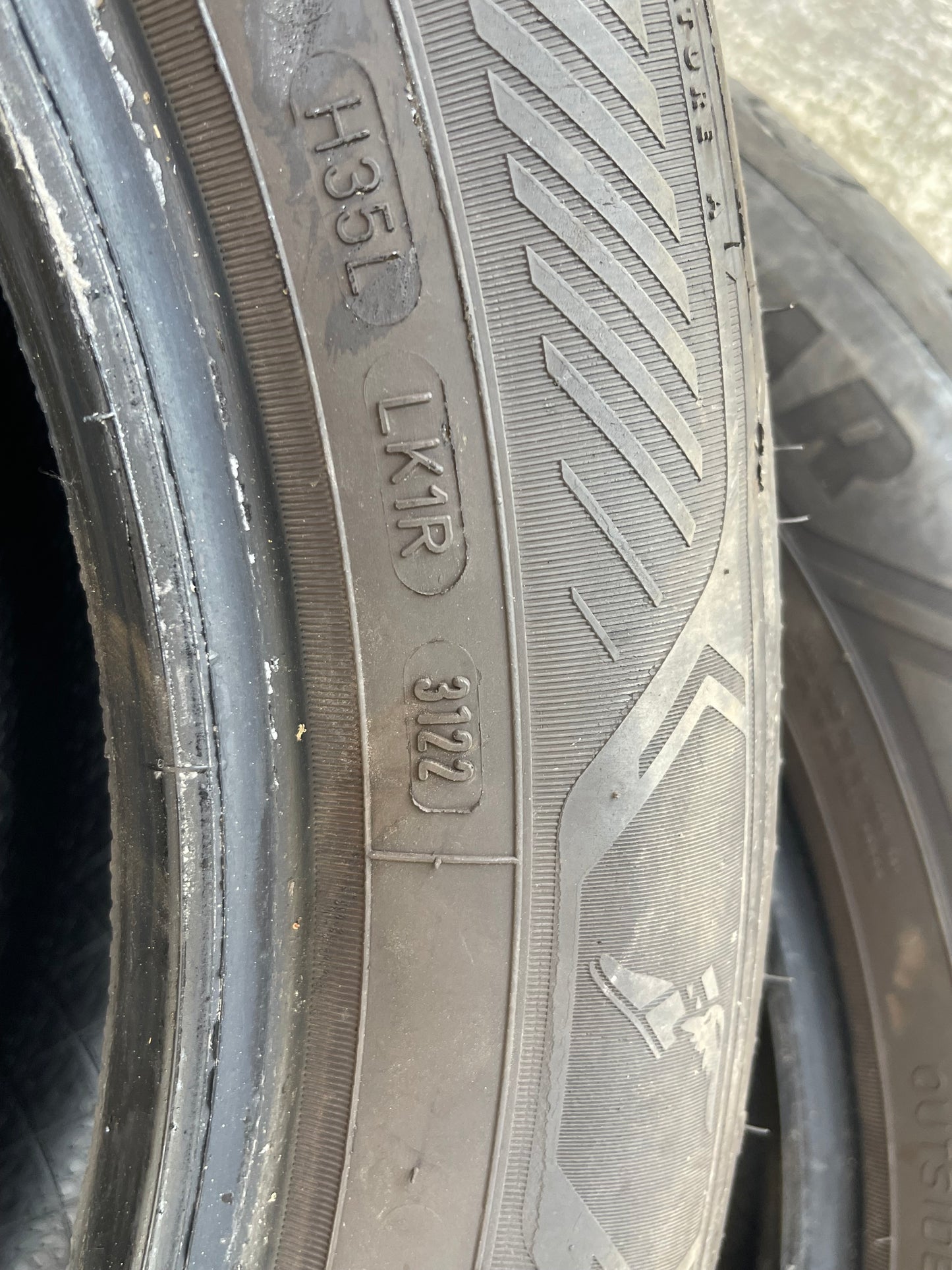 225/55/18 - Estive - Goodyear - DOT 2022 - Usato