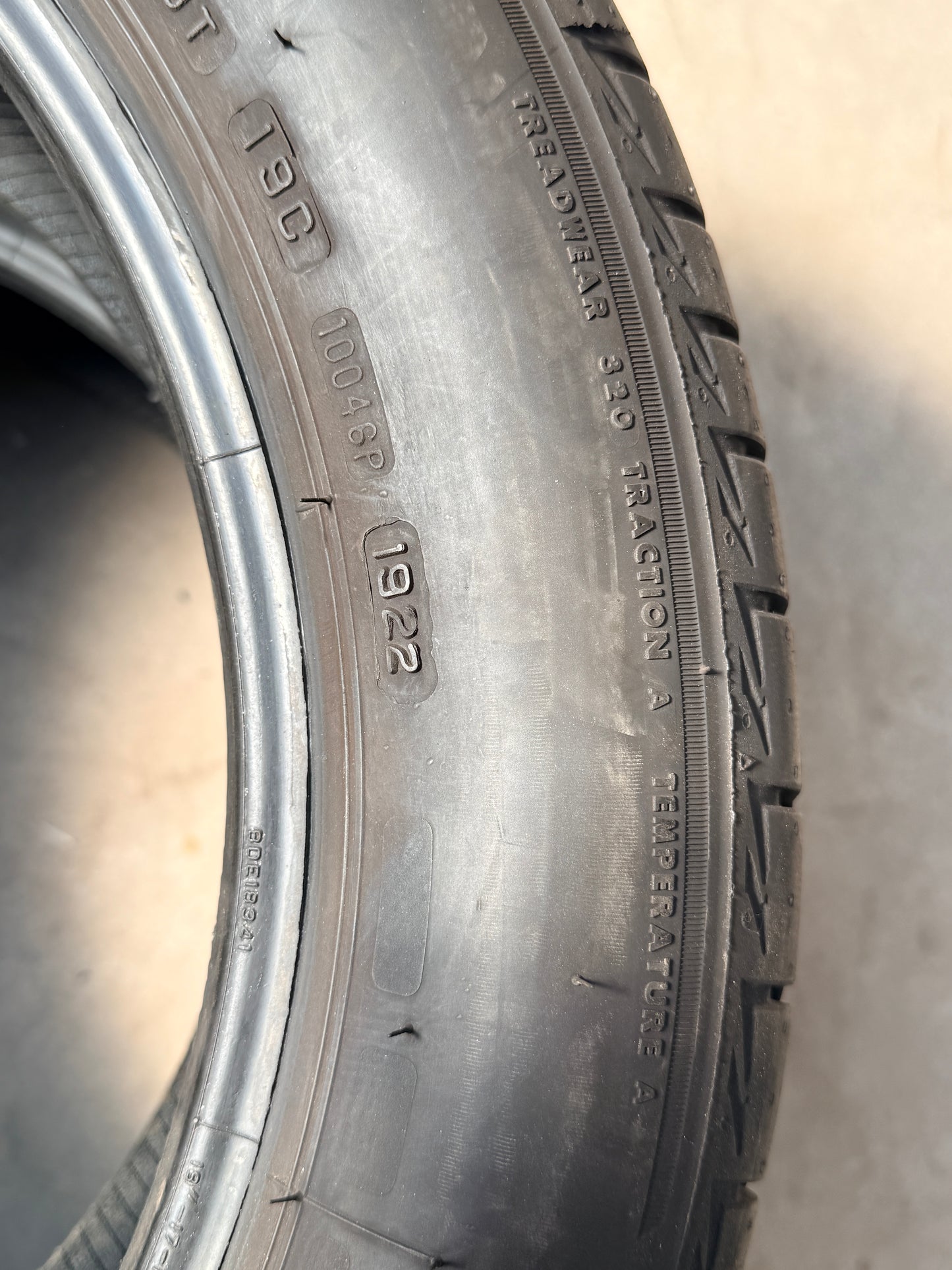 225/55/18- Estive- Bridgestone - DOT 2022 - Usato