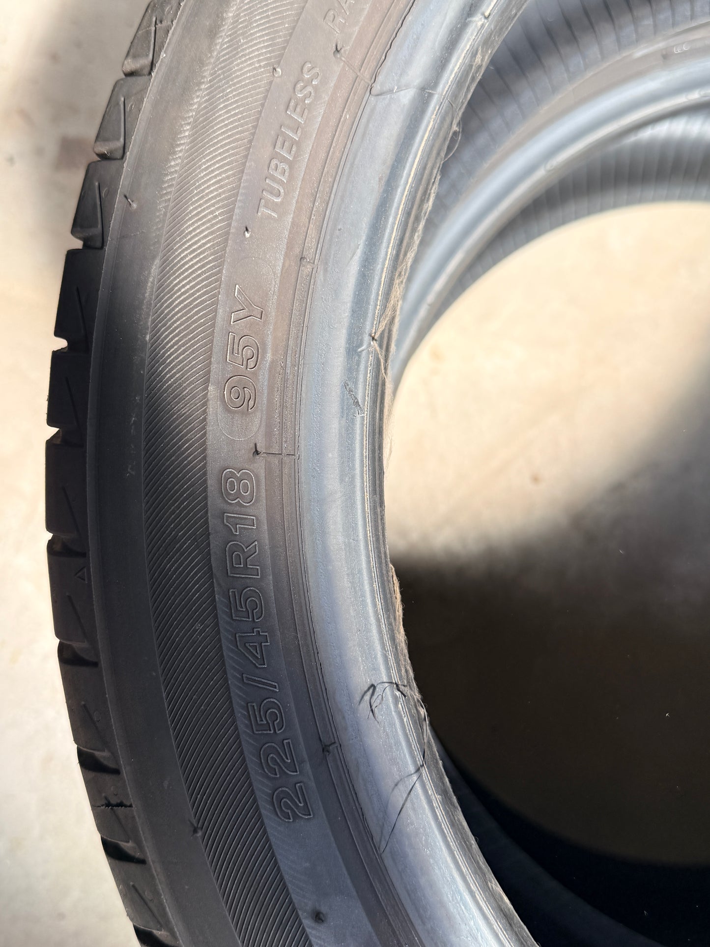 225/45/18 - Estive - Bridgestone - DOT 2022 - Usato