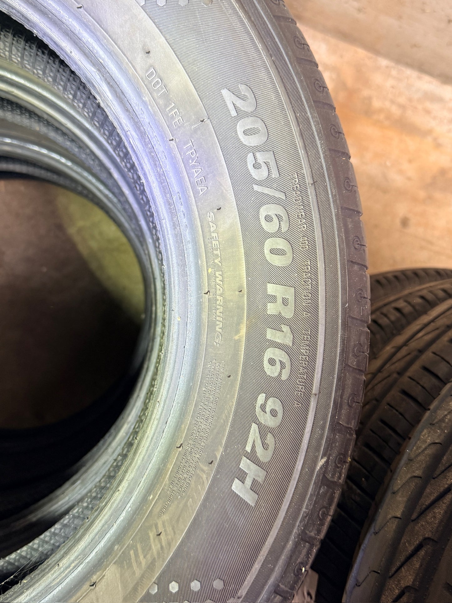 205/60/16 - Estive - Kumho - DOT 2021/2023 - Usato
