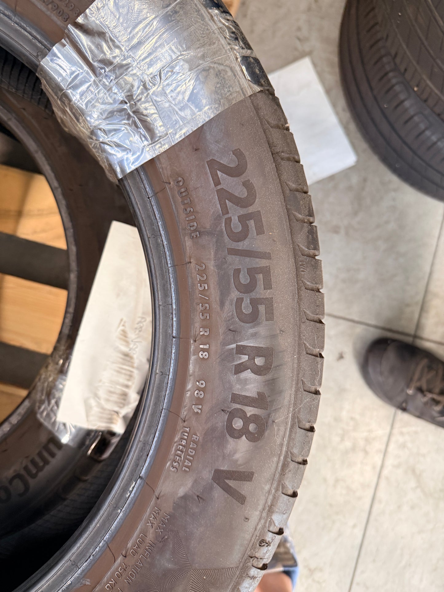 225/55/18- Estive-Continental - DOT 2022 - Usato