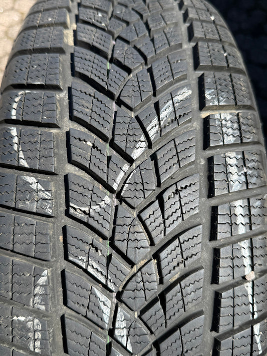 215/60/17 - Invernali - Goodyear - DOT 2019 - Usato