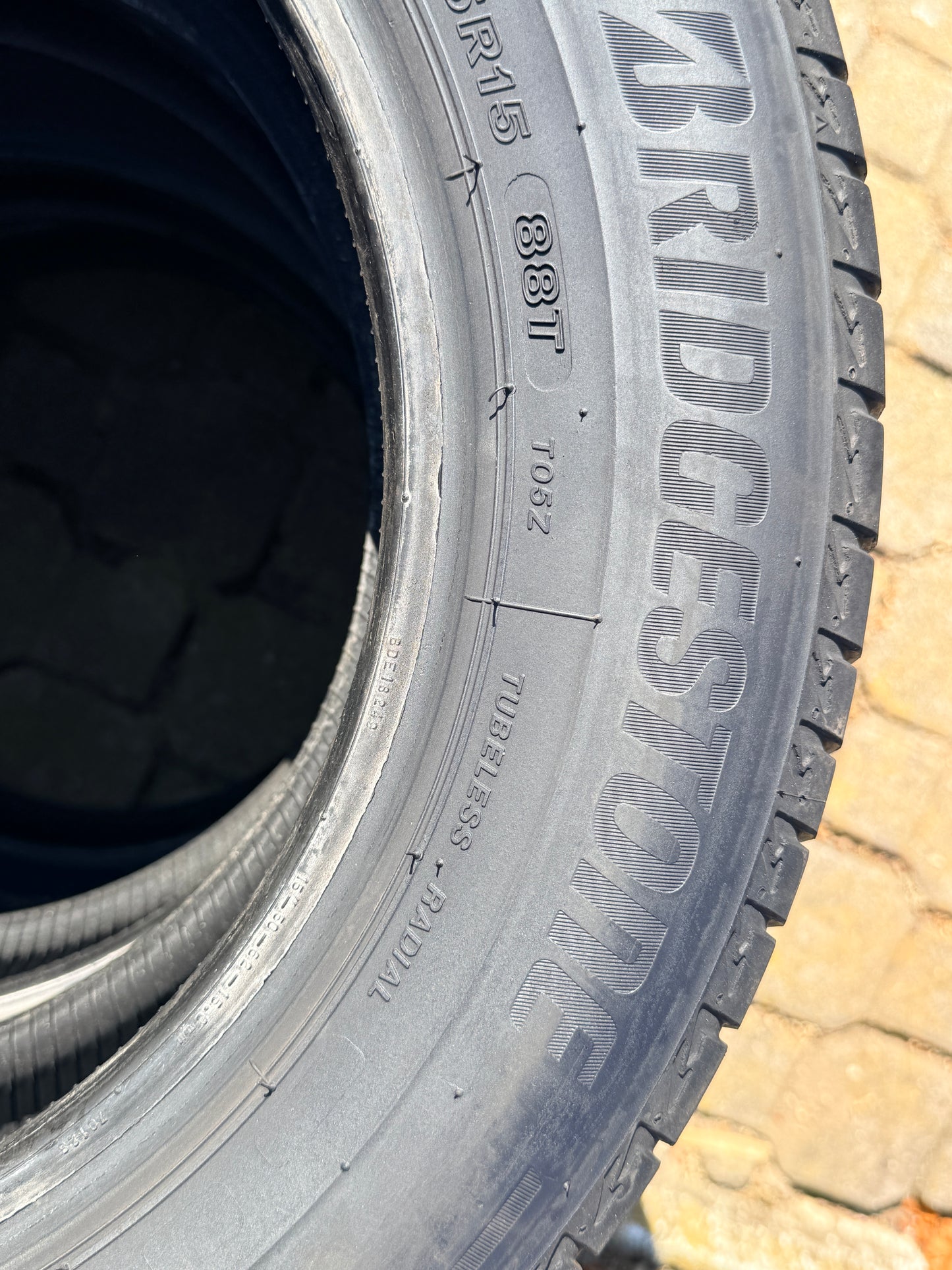 185/65/15 - Estive - Bridgestone - DOT 2021/2022 - Usato