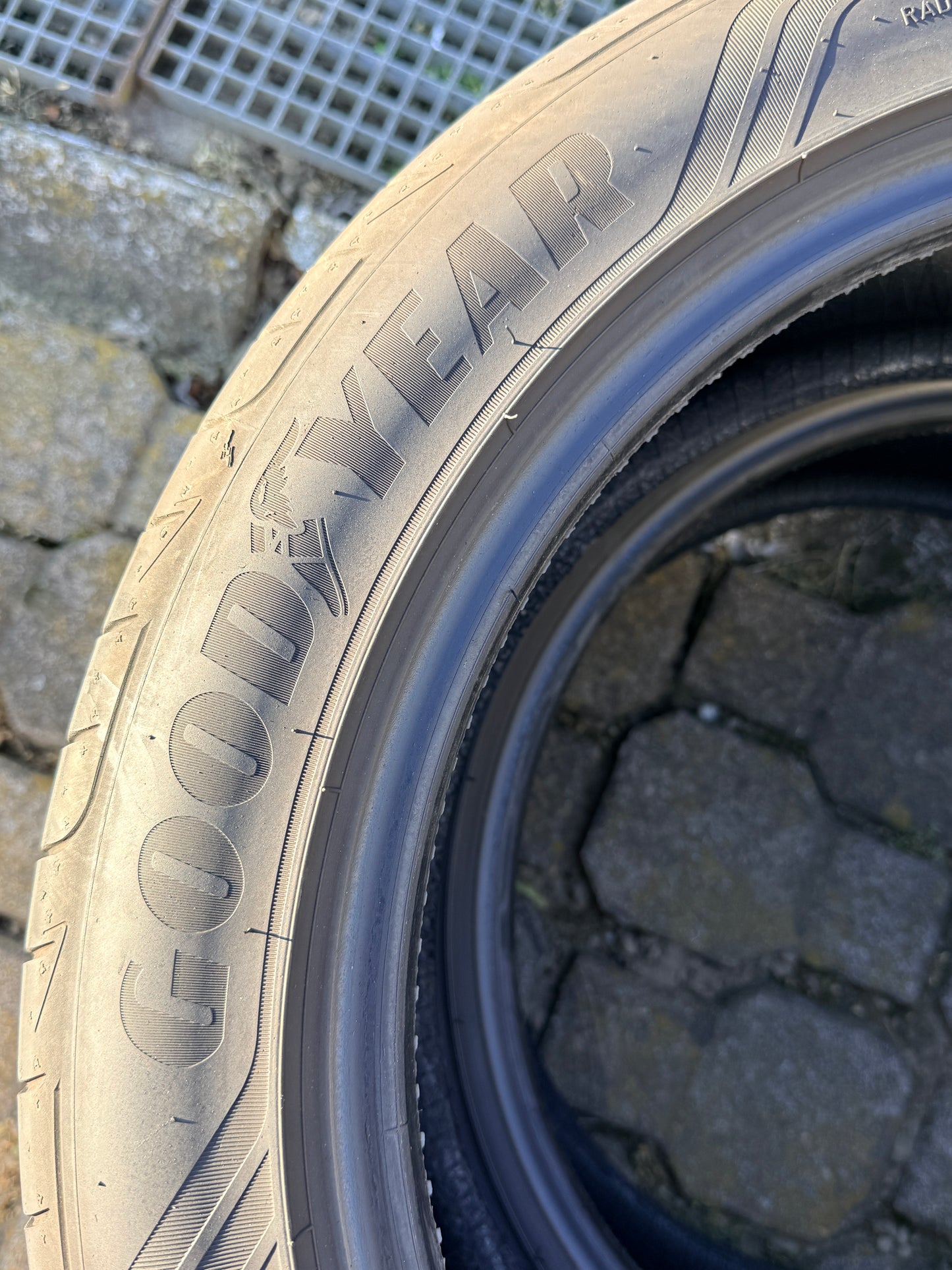 215/50/18 - Estive - Goodyear - DOT 2019 - Usato