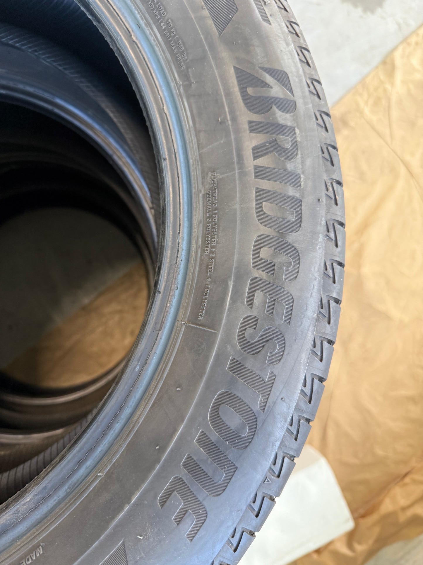 215/60/17 - Estive - Bridgestone - DOT 2019 - Usato