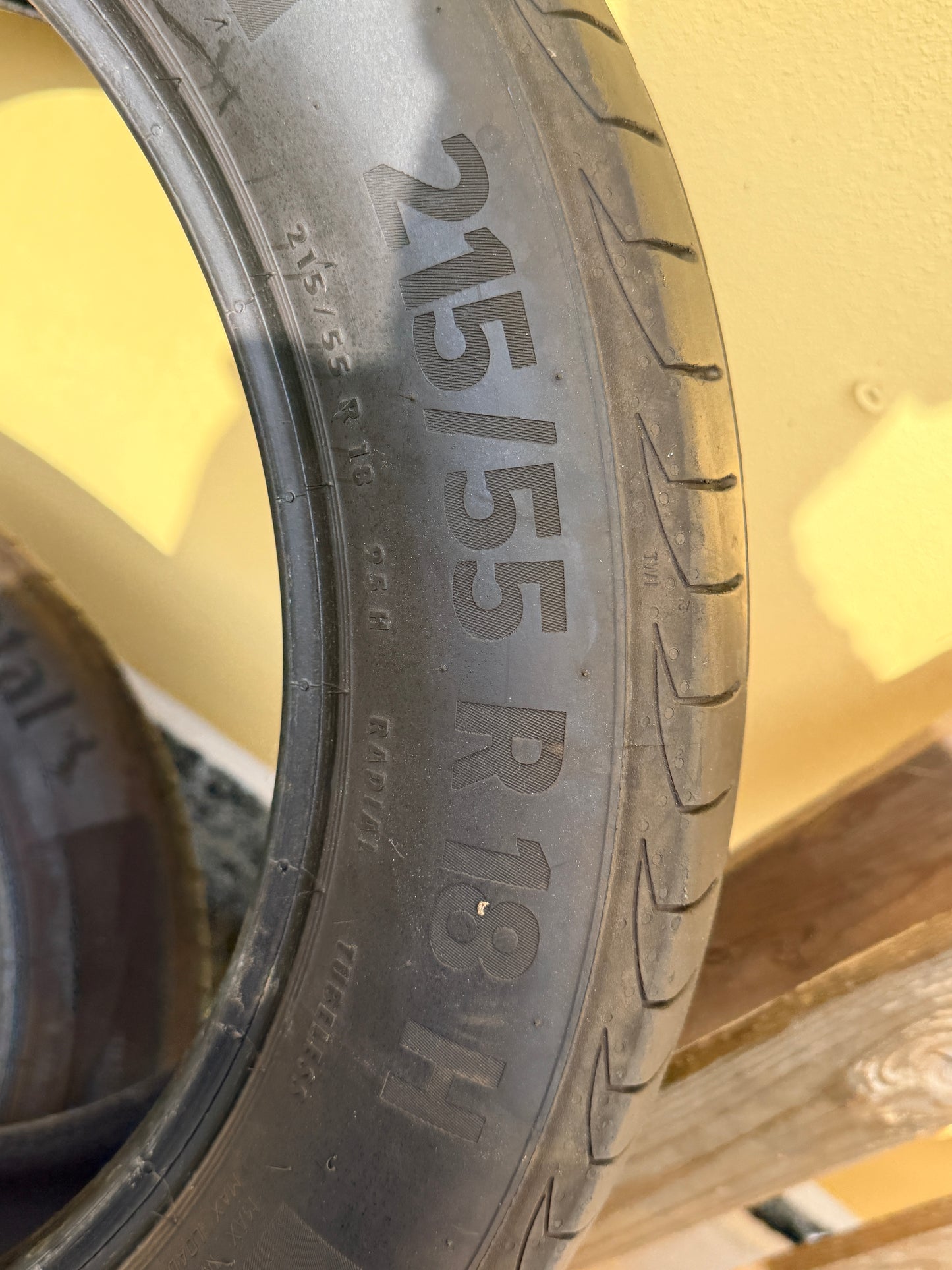 215/55/18 - Estive - Continental - DOT 2022 - Usato